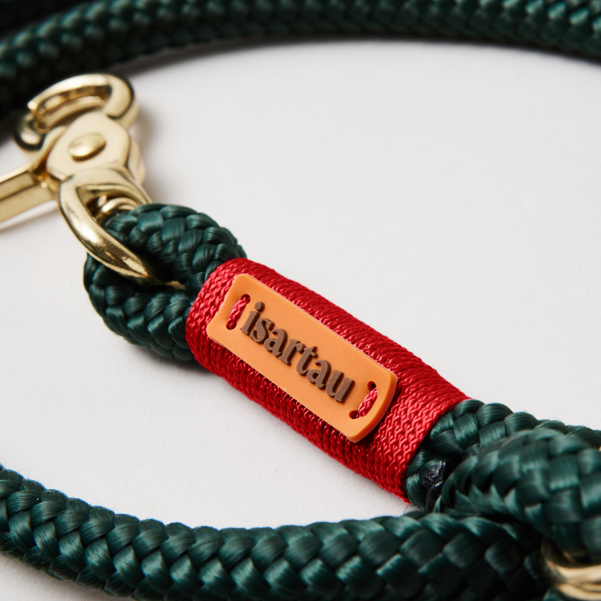 Detail isartau-Logo, feine Gravur auf dunkelgrünem Tau und roter Takelung