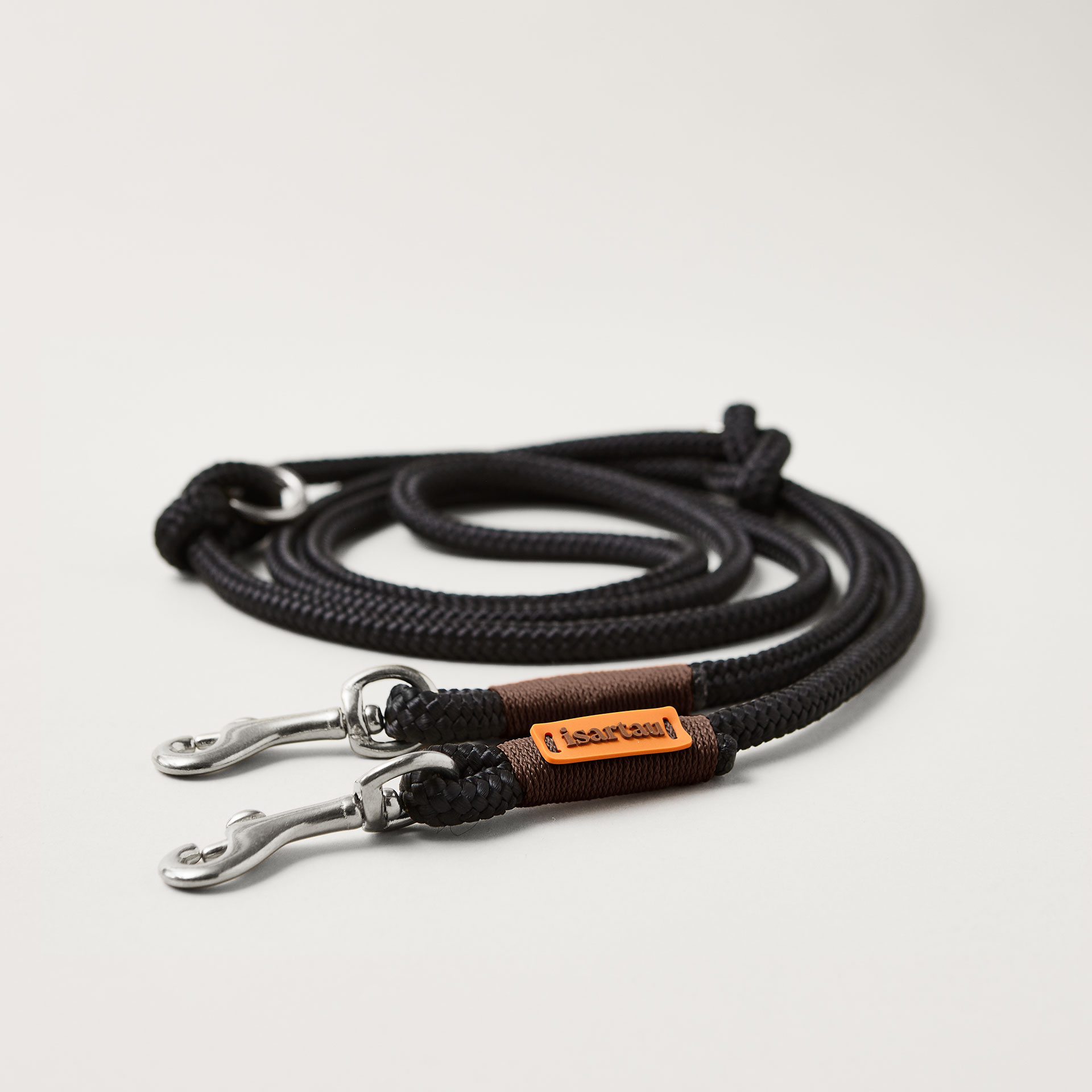 Hundeleine aus Tau Black Mamba Dunkelbraun 8 mm verstellbar mit leichten silberfarbenen Karabinern, schwarzes Tau mit dunkelbrauner Takelung, Längenverstellbar über Knoten