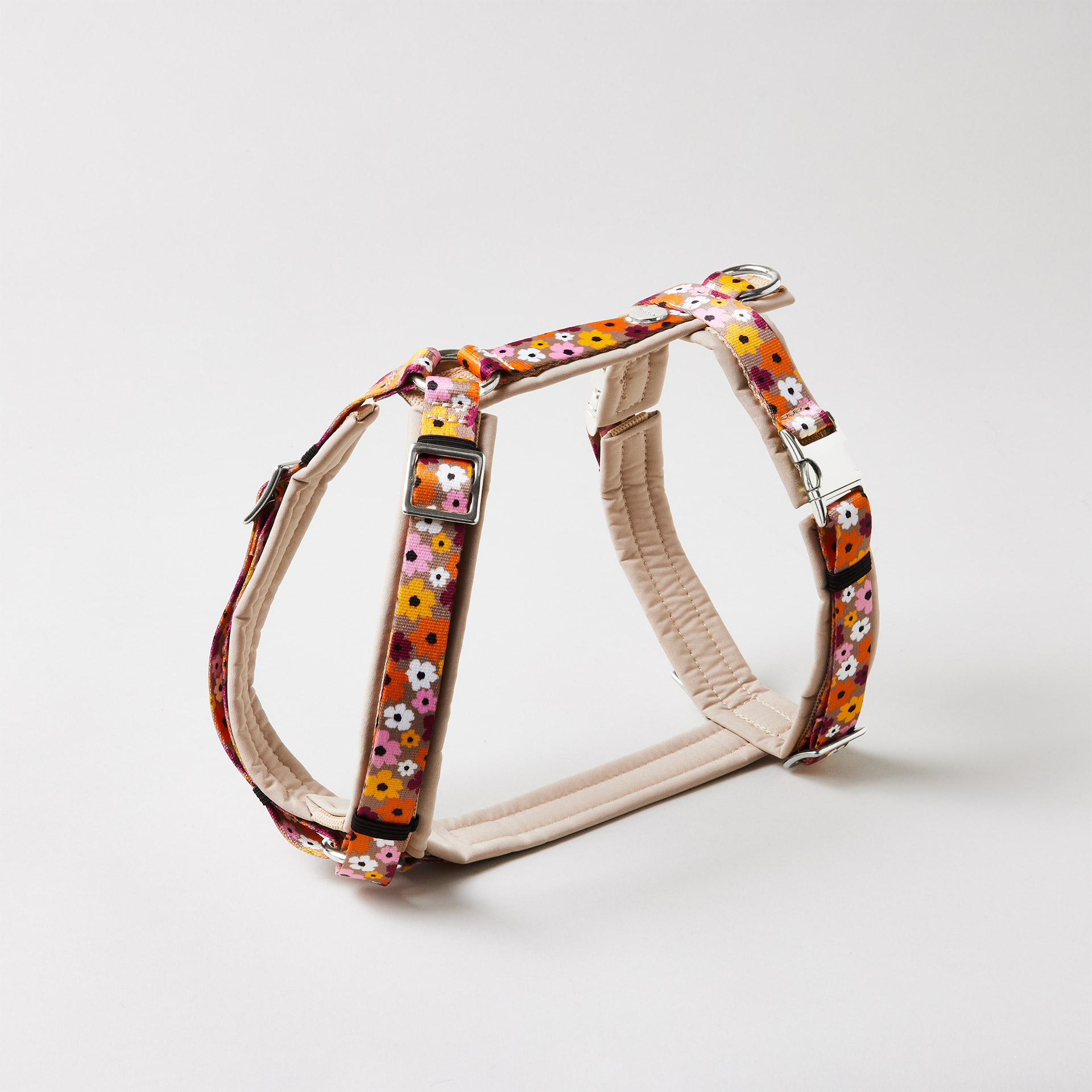 Gepolstertes Y-Hundegeschirr „Blumenmeer“ mit floralem Muster, verstellbaren Schiebern und silberfarbenen Steckschließen.