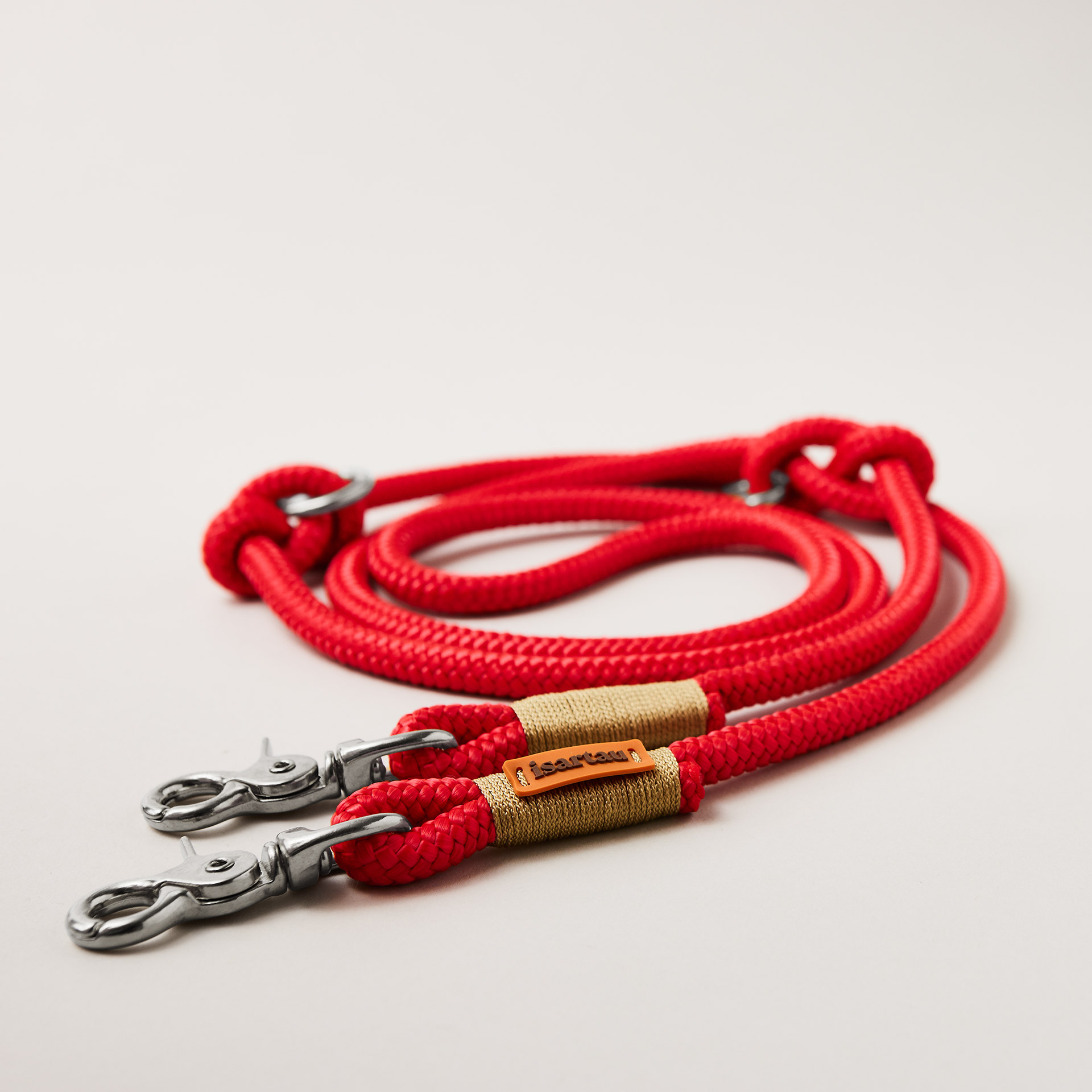 Hundeleine aus Tau Red Fairy GOLD, verstellbar mit silberfarbenen Karabinern, rotes Tau mit goldener Takelung, längenverstellbar