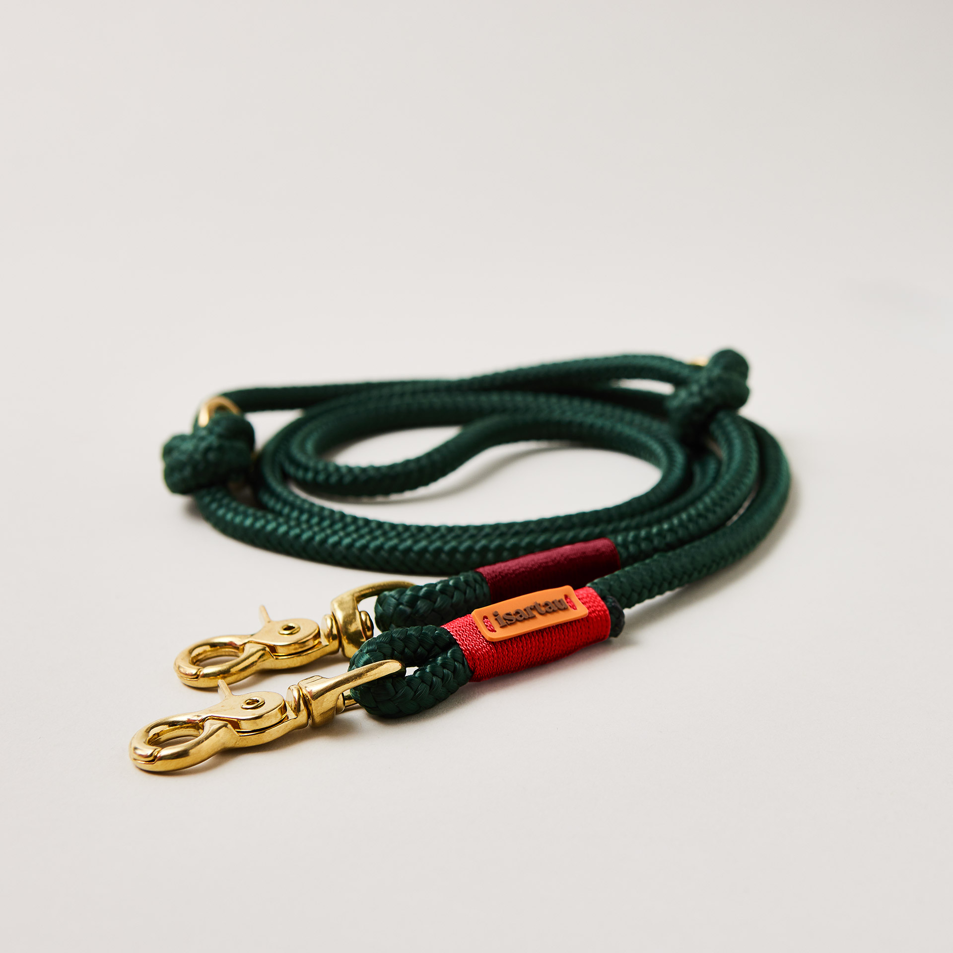 Hundeleine aus Tau Evergreen Rot Burgunder 10 mm verstellbar mit Messing-Karabinern, dunkelgrünes Tau mit roter und weinroter Takelung, Längenverstellbar über Knoten