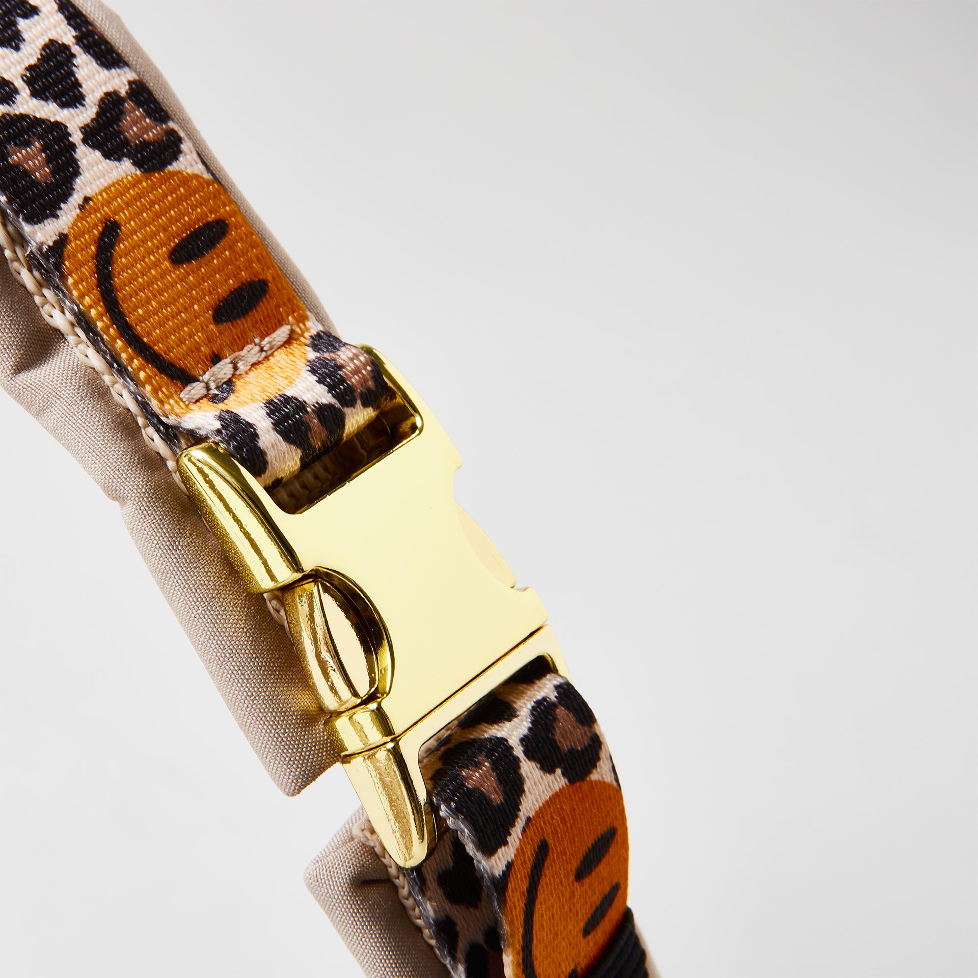 Detail verstellbares gepolstertes Hundegeschirr Leo mit Smile mit goldfarbenem Gurtbandschieber zur Größenanpassung