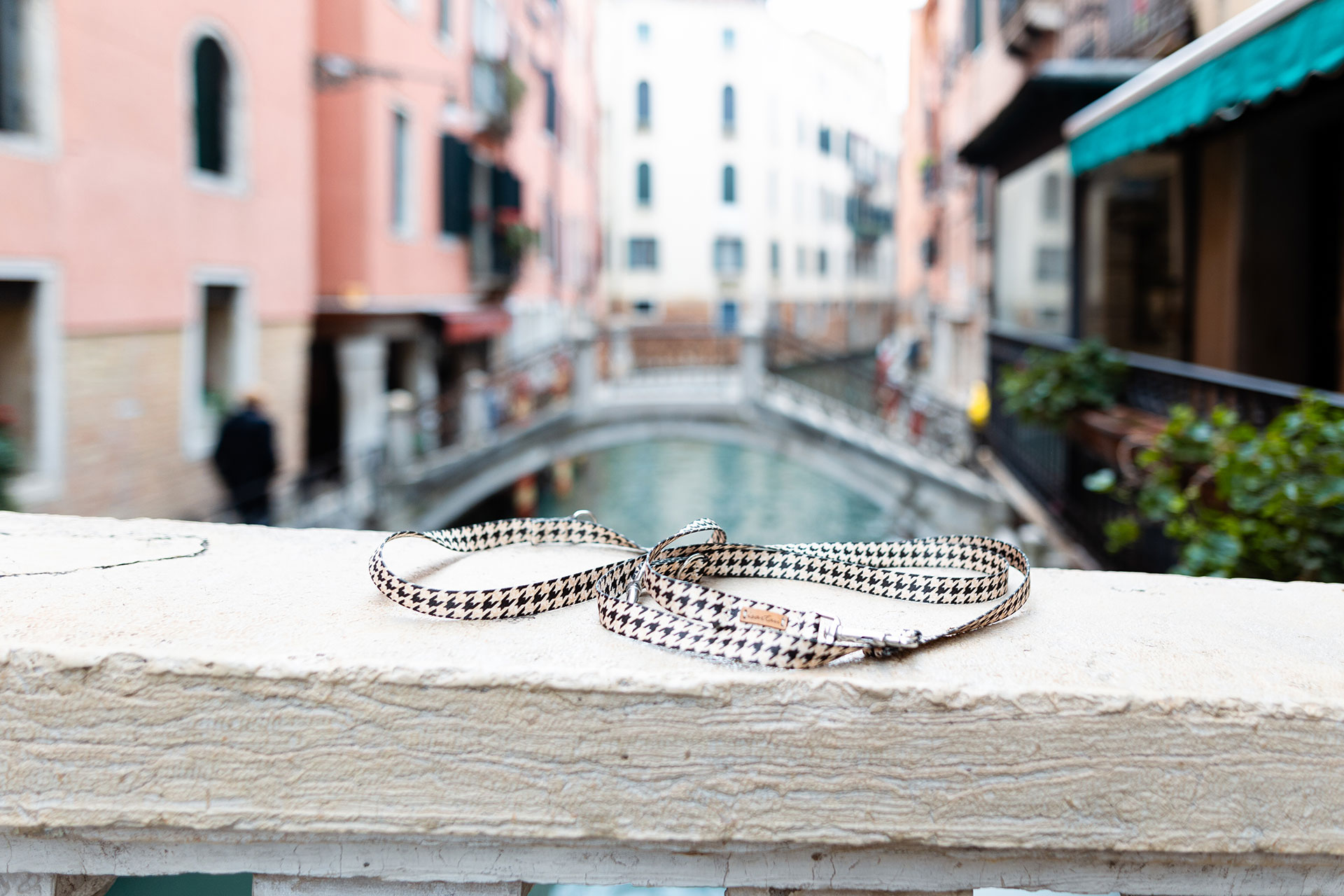 Designerleine Stadtgeflüster liegend an Brückengeländer