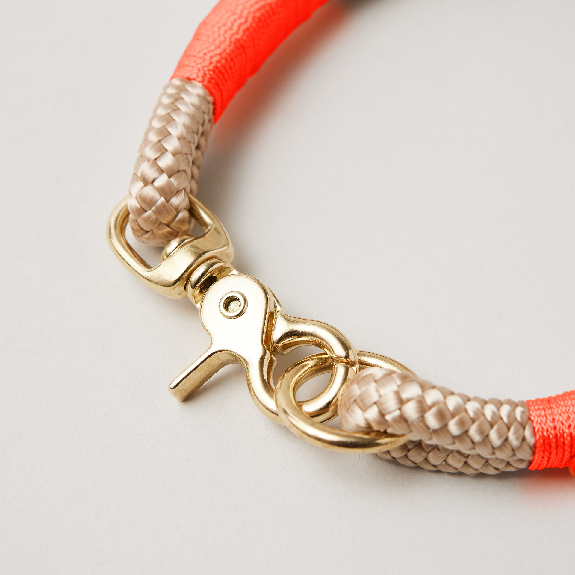 Tauhalsband Verschluss Ring und Scherenkarabiner am Modell Wood Owl Neonorange mit Messing-Beschlägen, beiges Tau mit neonoranger Takelung