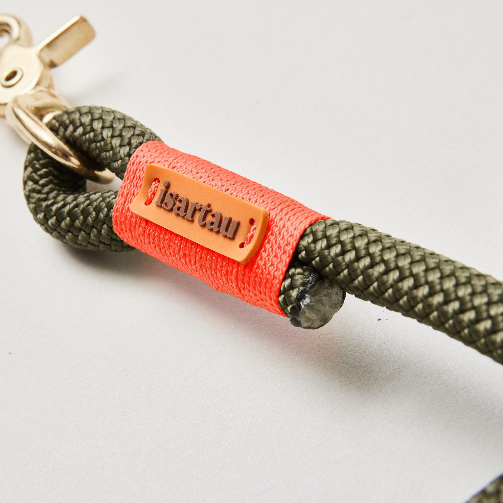 Detail isartau-Logo auf olivfarbenem Kletterseil und neonoranger Takelung