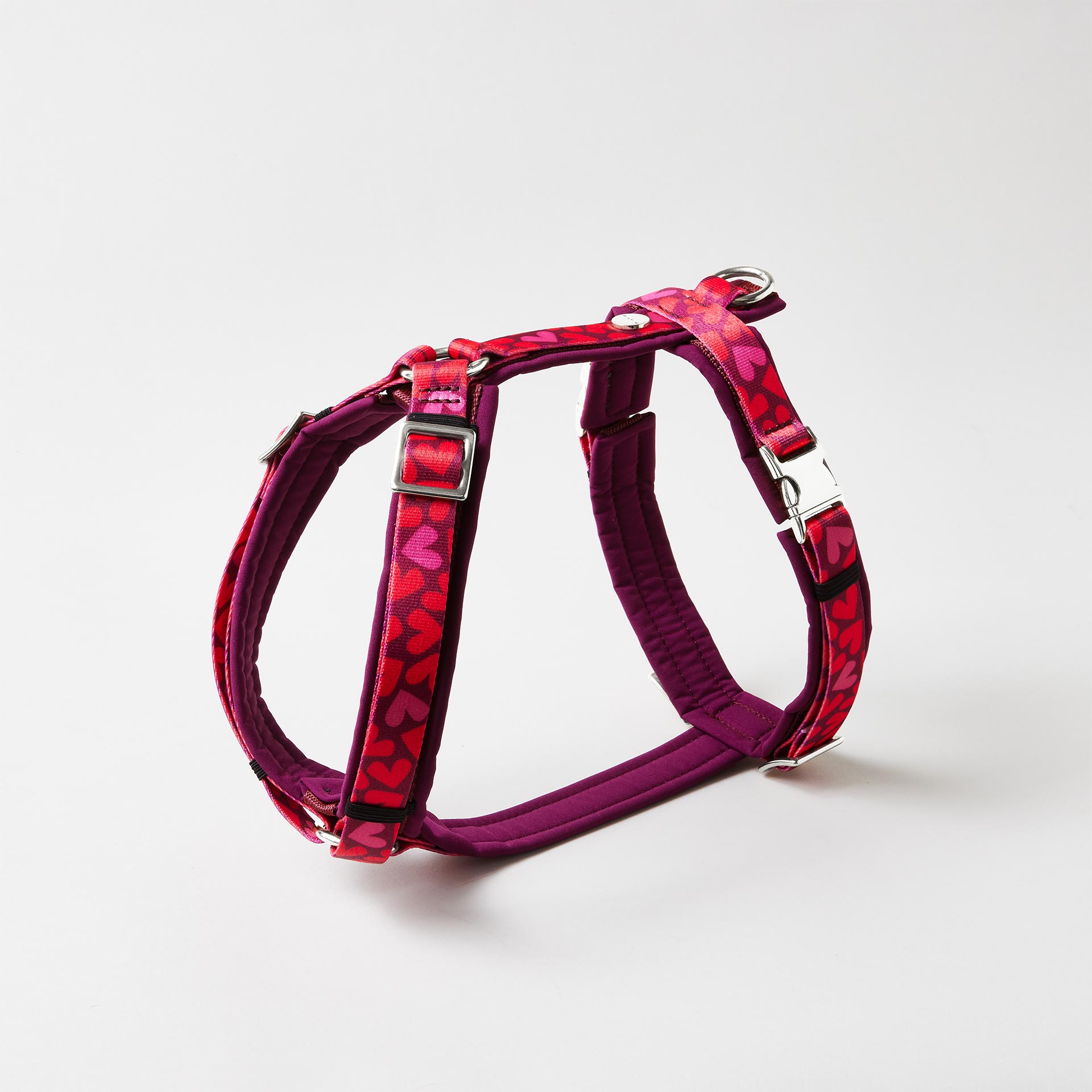 Gepolstertes Y-Hundegeschirr im Herz Design verstellbaren Schiebern und silberfarbenen Steckschließen