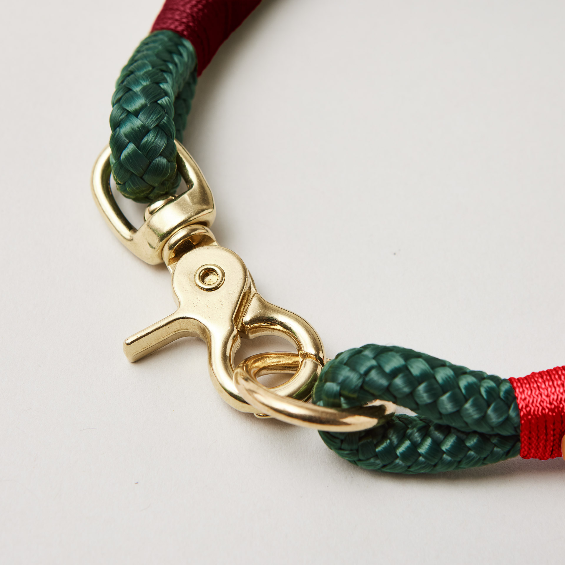 Detail Ring und Karabiner am Modell Feste Halsung, Farbe Evergreen Rot Burgunder mit Messing-Beschlägen, dunkelgrünes Tau mit roter und burgunderfarbener Takelung