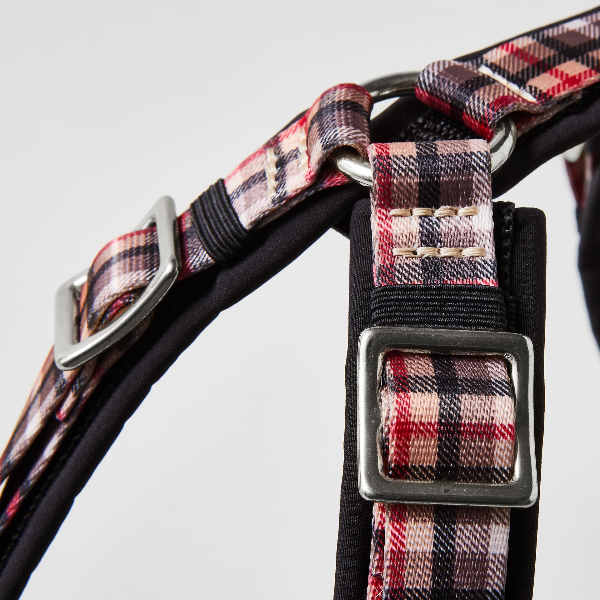 Detail verstellbares gepolstertes Hundegeschirr „Flaneur“ mit silberfarbenem Gurtbandschieber zur Größenanpassung und Karomuster.