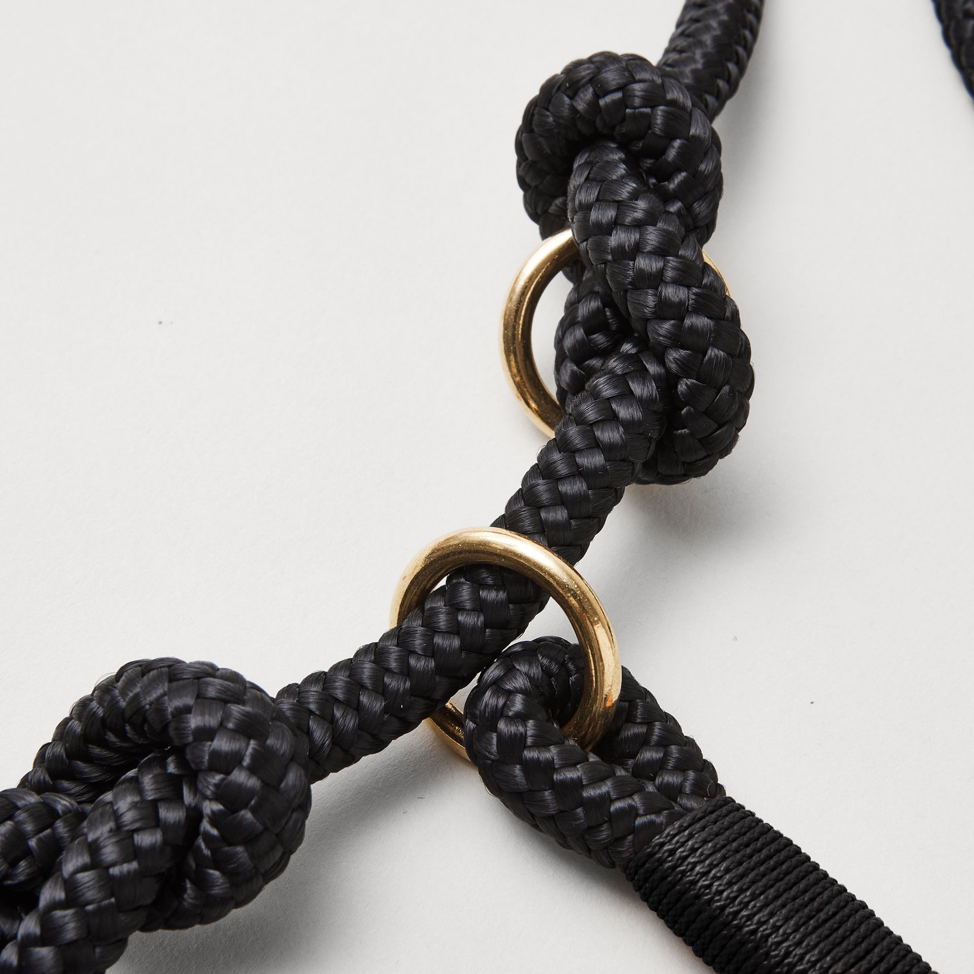 Detail Retrieverleine Black Mamba Schwarz mit verstellbaren Knoten für Hals- und Kopfumfang, Messing Karabiner, schwarzes Tau mit schwarzer Takelung