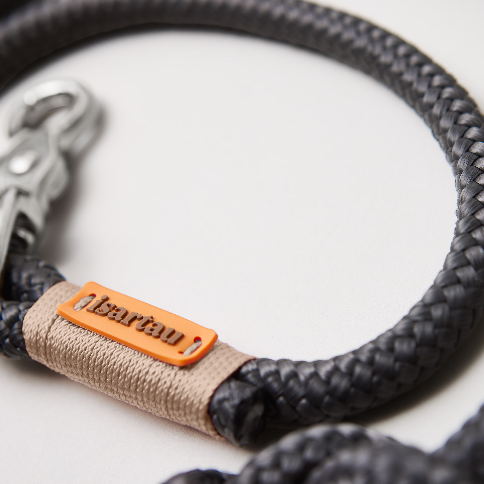 Detail Hundeleine Heavens Rock Beige, dunkelgraues Tau mit beiger Takelung, Fokus auf silberfarbene Karabiner und Tau