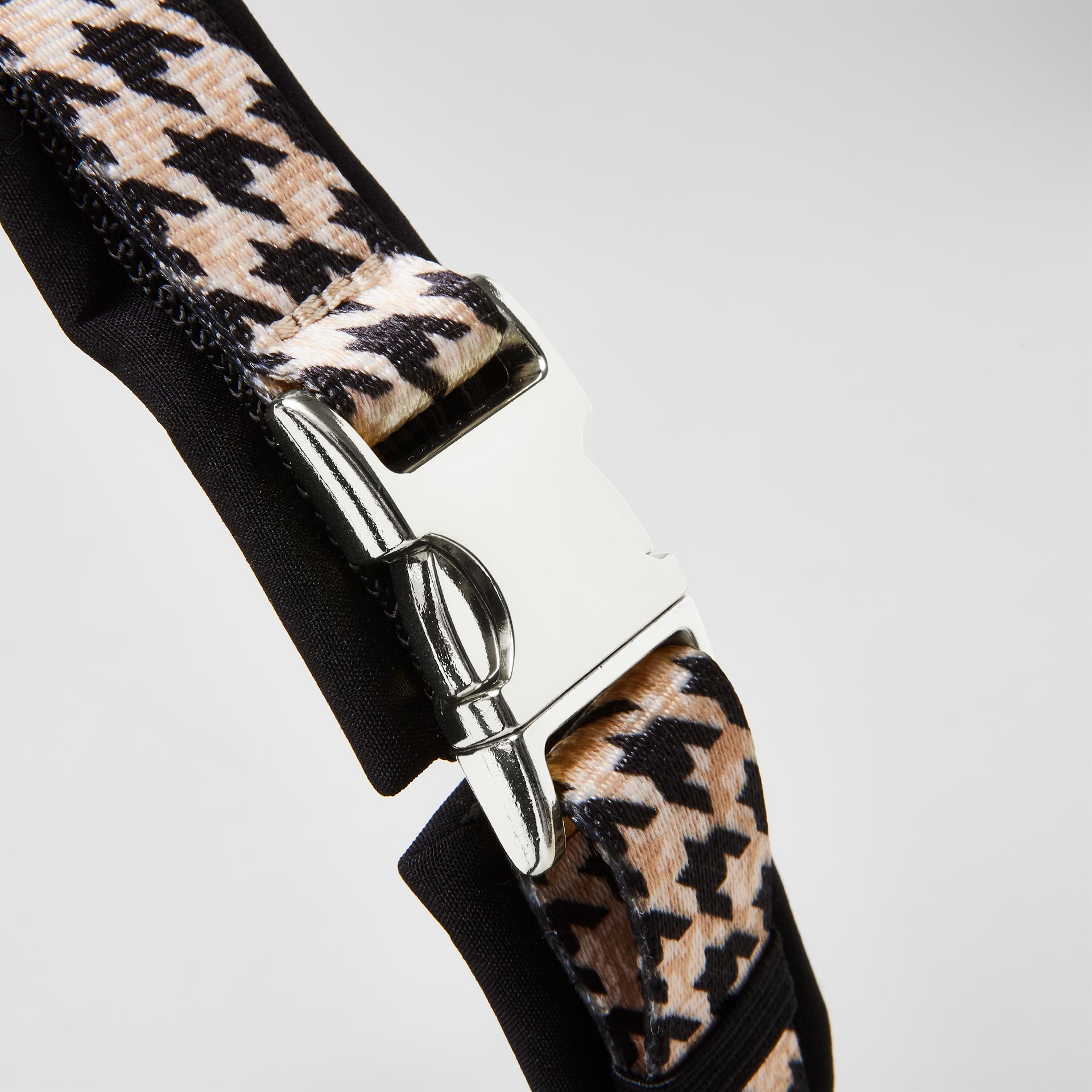 Detail gepolstertes Hundegeschirr Stadtgeflüster mit silberfarbener Steckschließe zum Öffnen und Schließen