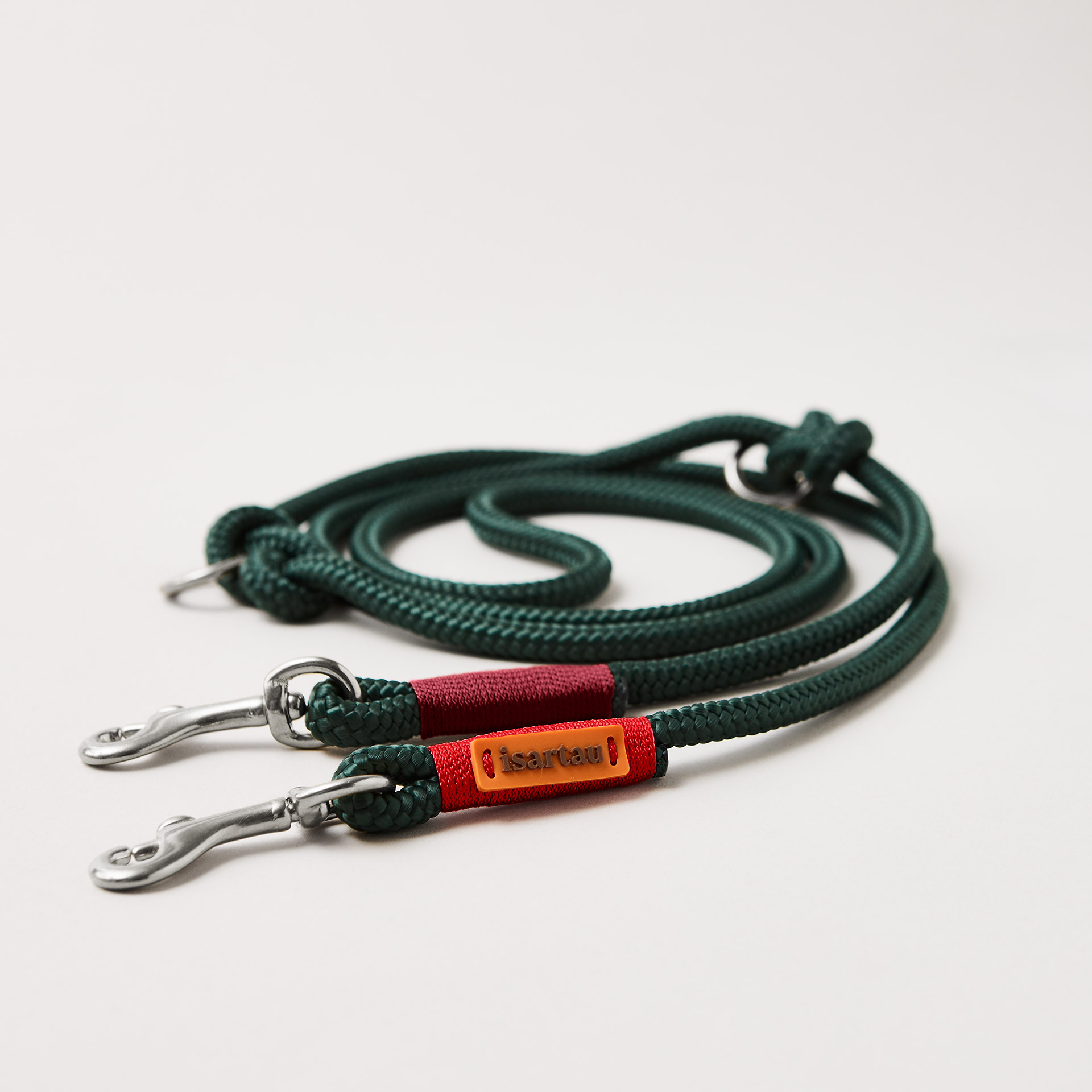 Hundeleine aus Tau Evergreen 8 mm verstellbar mit leichten silberfarbenen Karabinern, dunkelgrünes Tau mit roter und burgunderfarbener Takelung