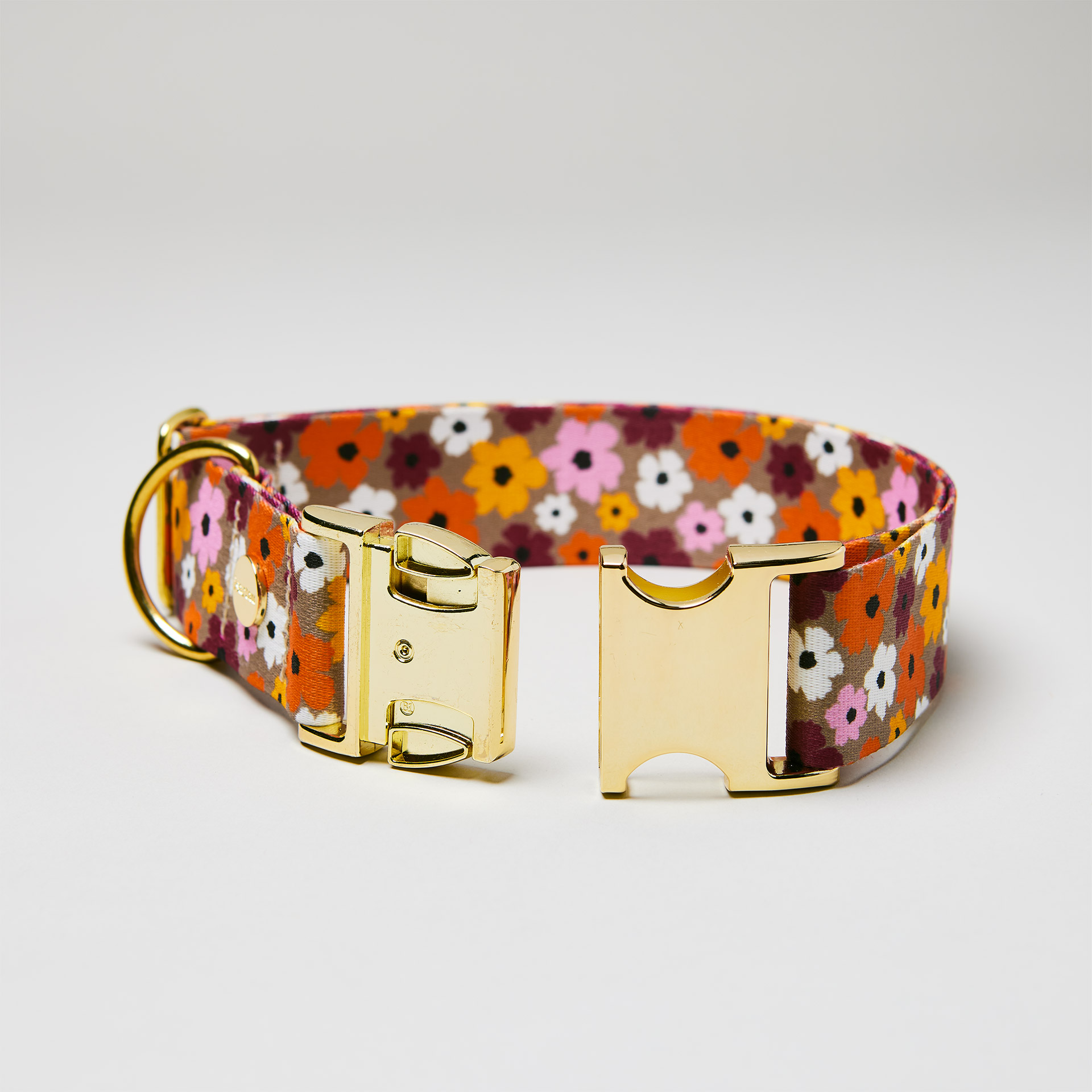 Detailaufnahme verstellbares Halsband „Blumenmeer“ mit geöffneter goldfarbener Steckschließe, florales Gurtband.