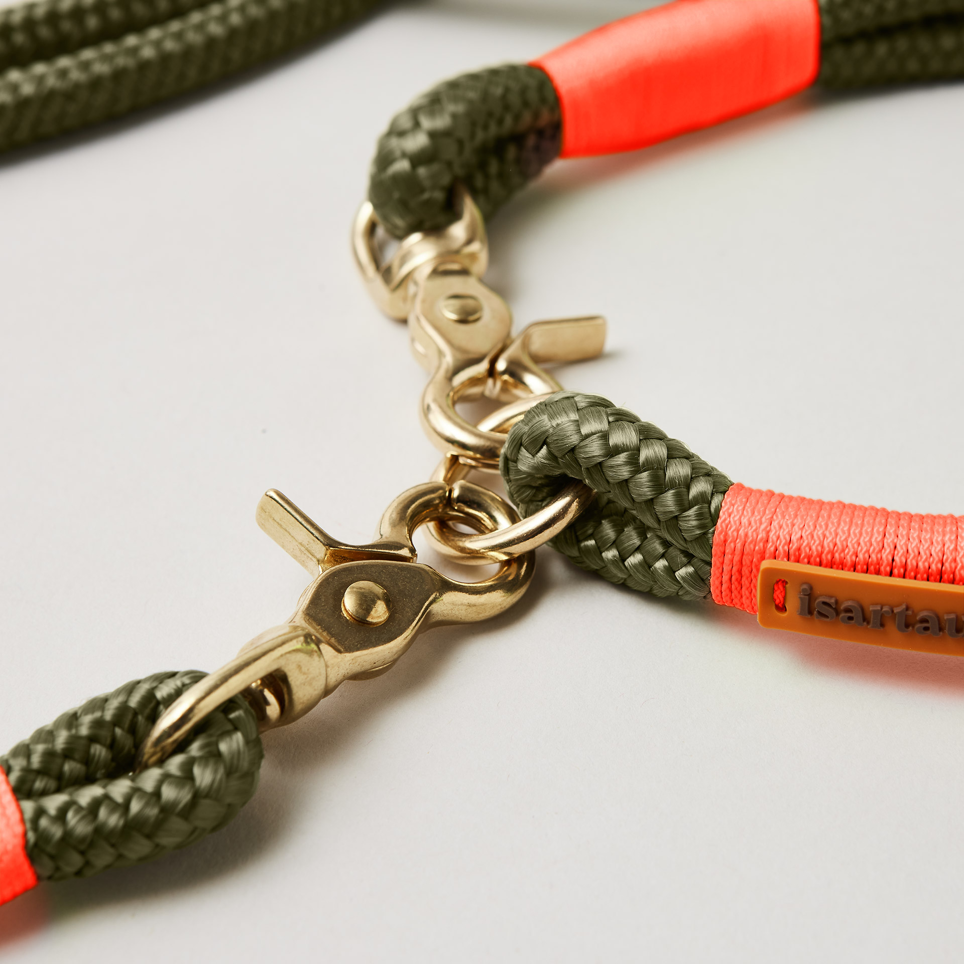 Detail Ring und Scherenkarabiner am Modell Feste Halsung Olive Grove Neonorange, olivfarbenes Softtau mit neonoranger Takelung