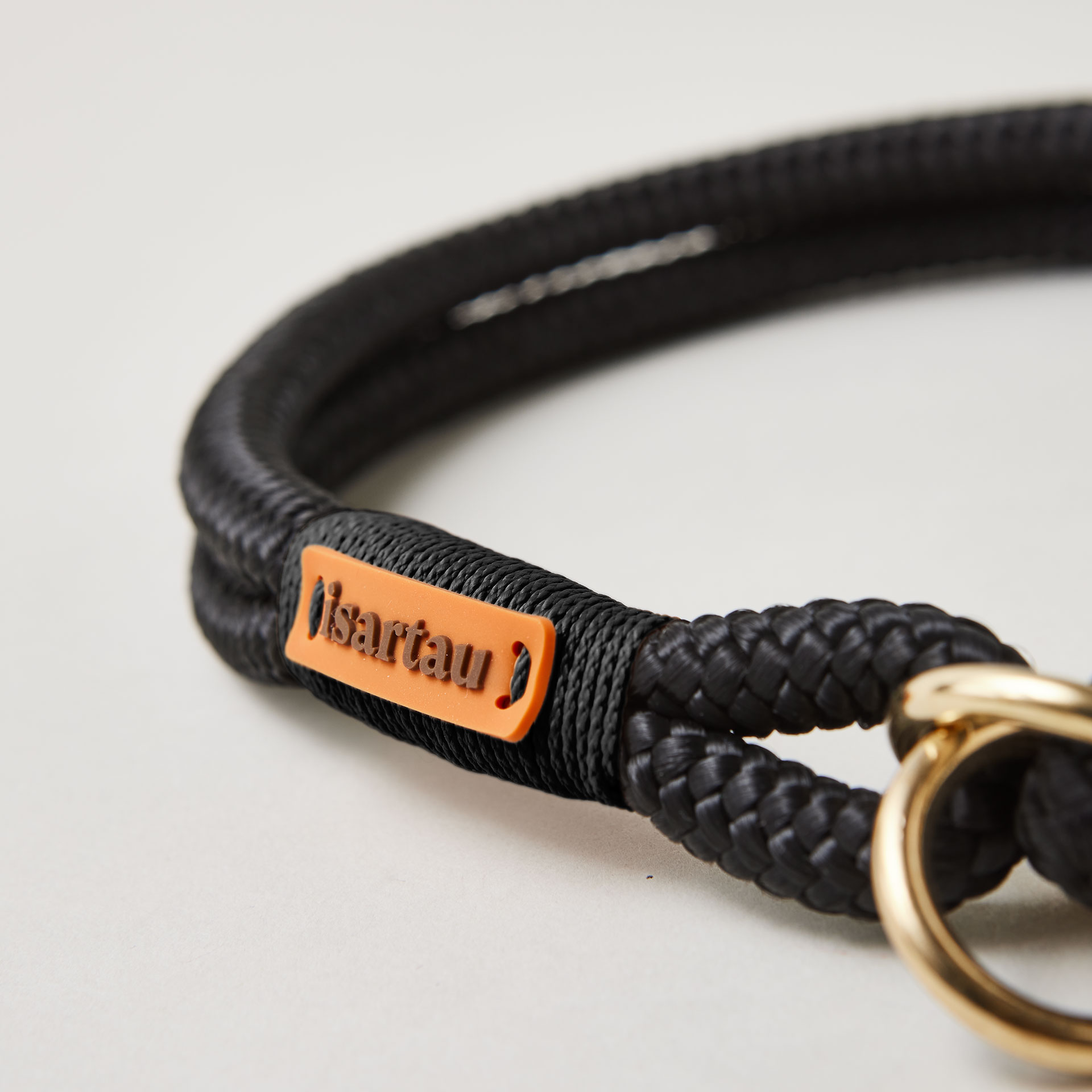 Detail Tauhalsband Zugstopp Black Mamba Schwarz mit Messing-Beschlägen, schwarzes Tau mit schwarzer Takelung