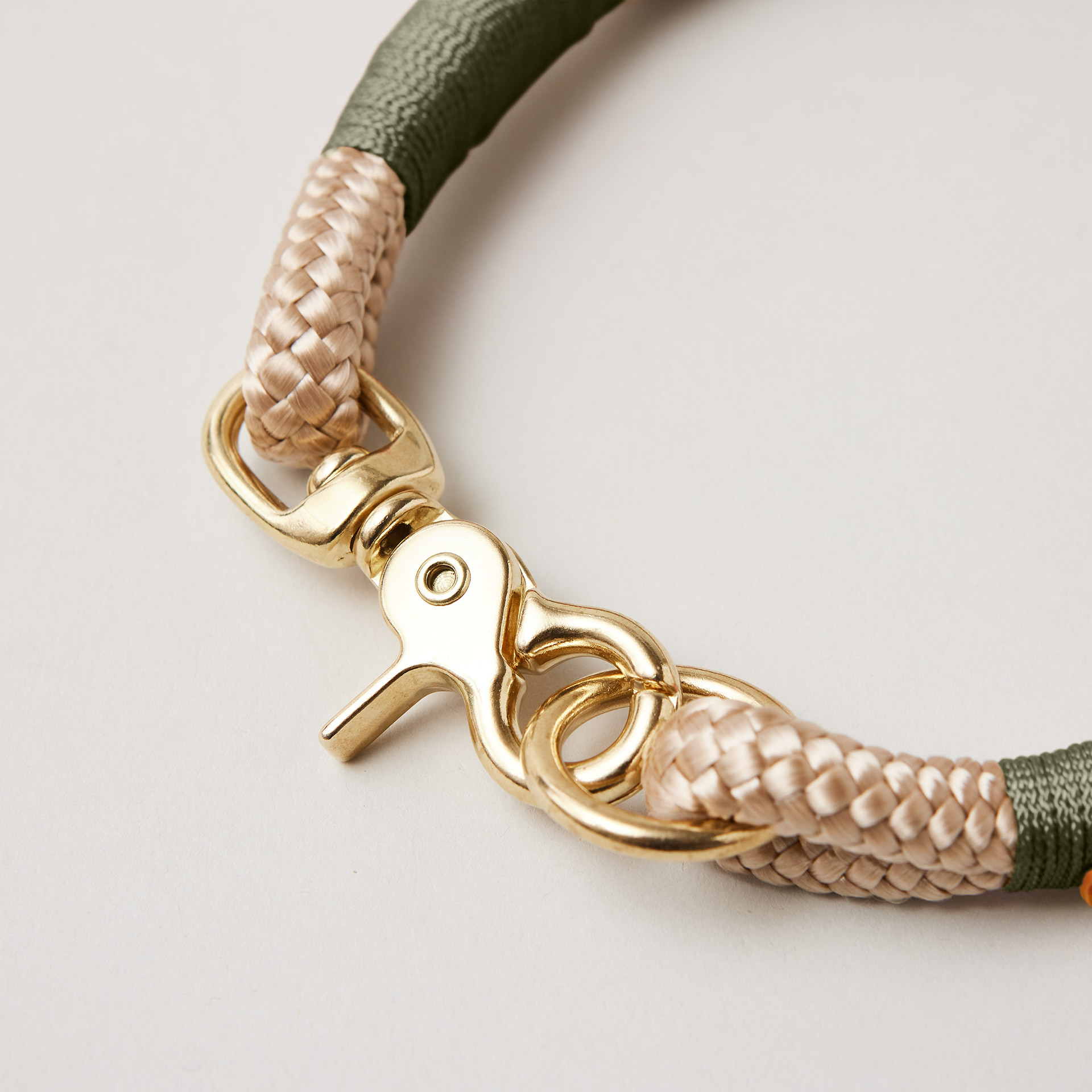 Tauhalsband Verschluss Ring und Scherenkarabiner am Modell Wood Owl Oliv mit Messing-Beschlägen, beiges Tau mit olivfarbener Takelung