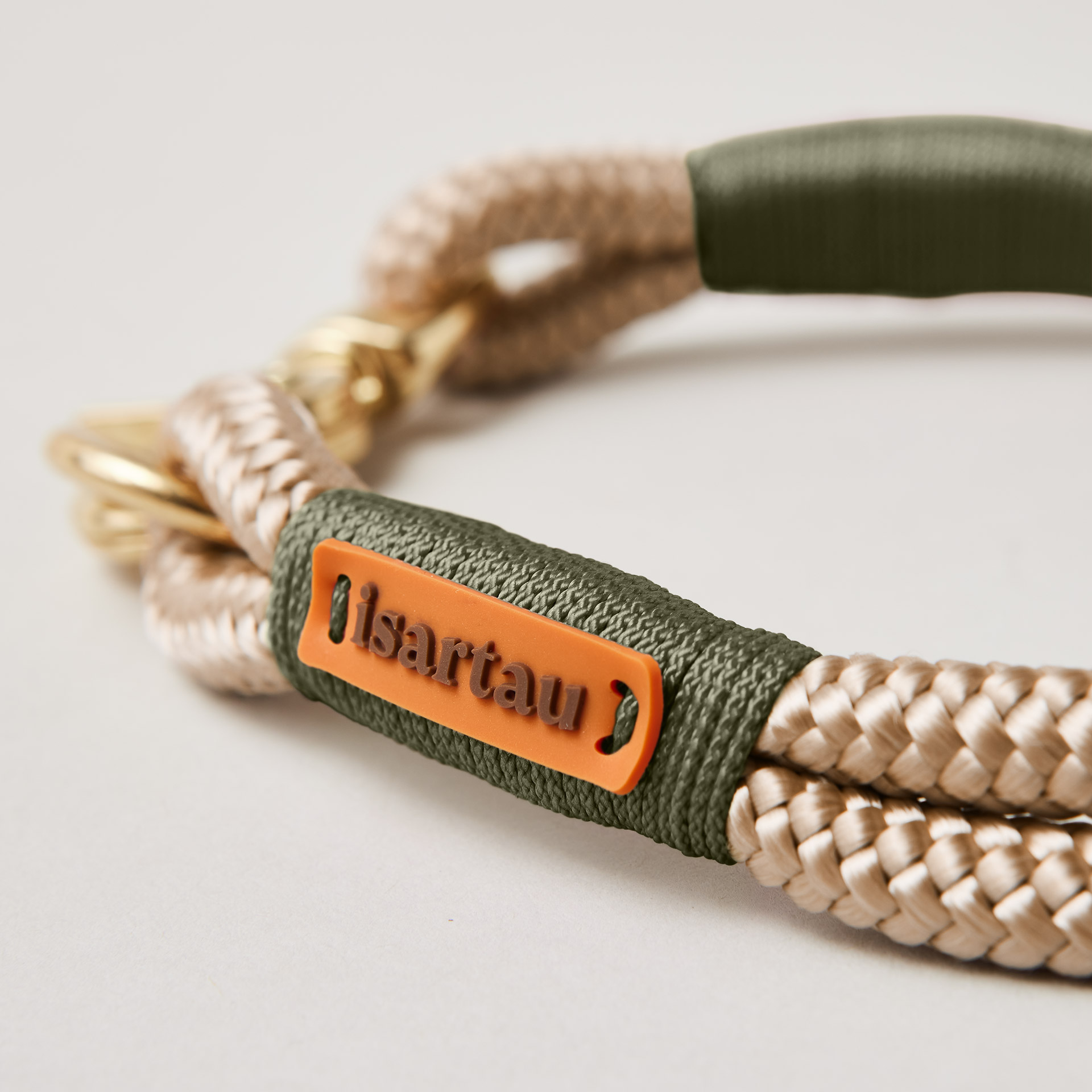 isartau Logo auf beigem Softtau Wood Owl Oliv mit Messing-Beschlägen, beiges Tau mit oliver Takelung