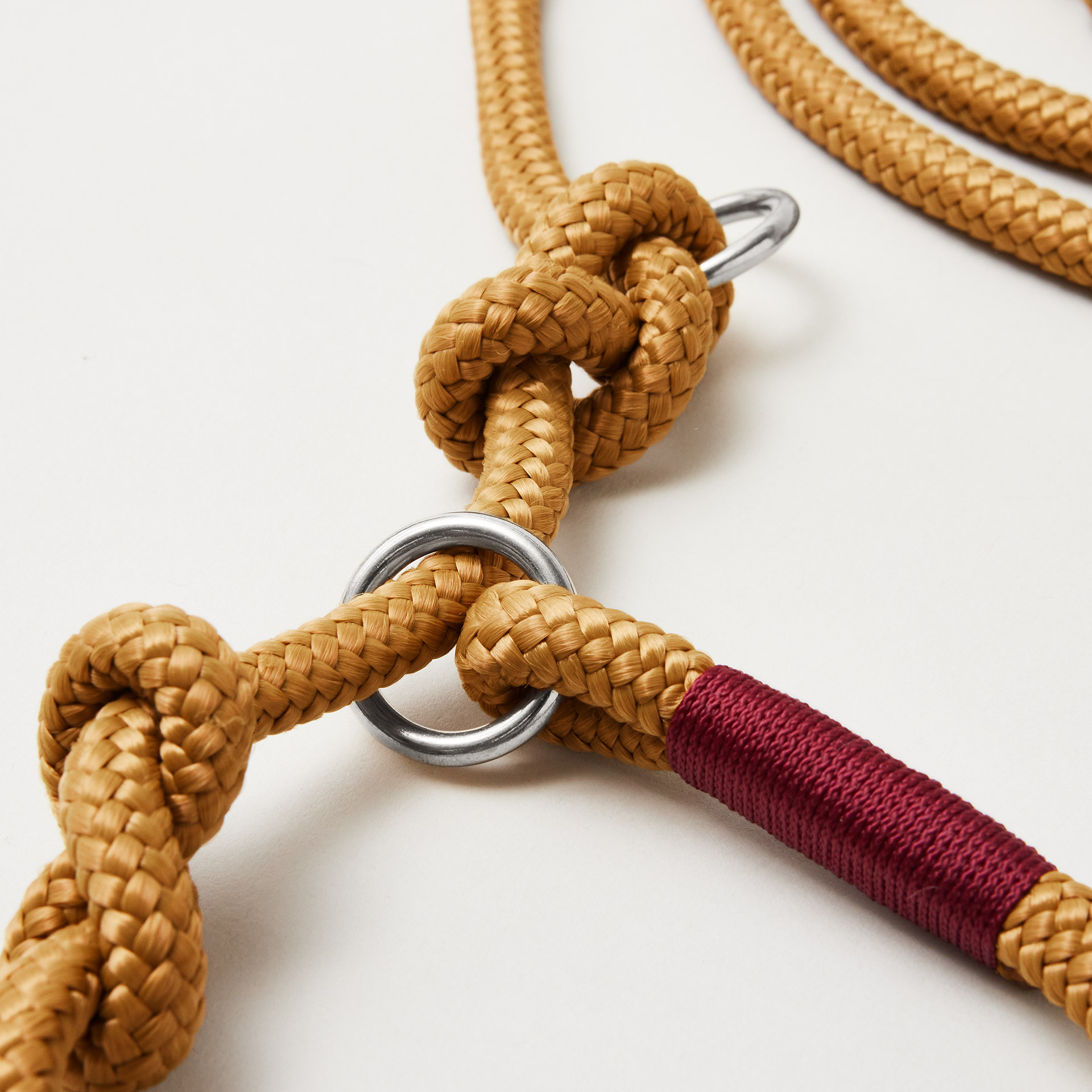 Detail Retrieverleine Sweet Toffee Burgunder mit verstellbaren Knoten für Hals- und Kopfumfang, silberne Karabiner, karamellfarbenes Tau mit weinroter Takelung