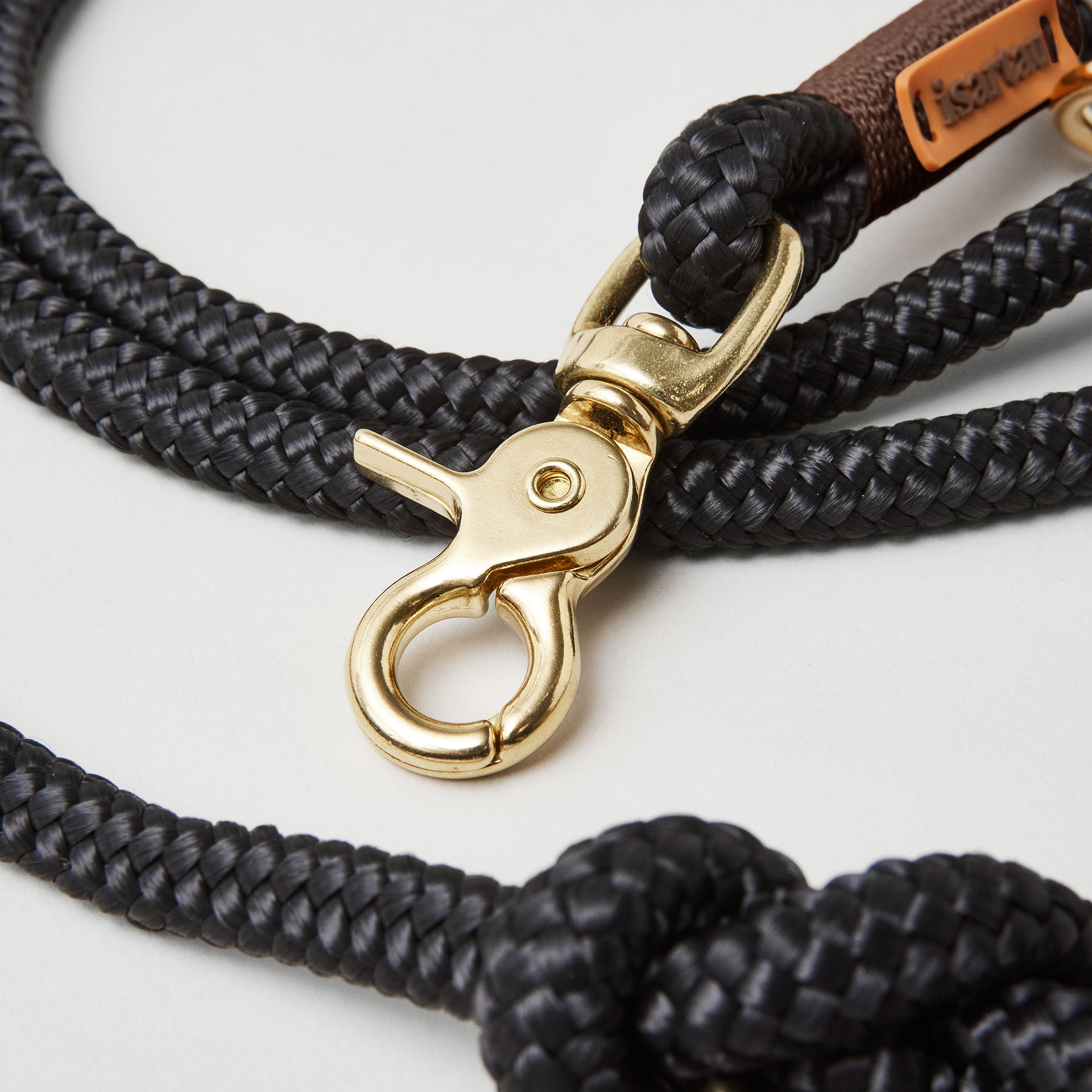 Detail Hundeleine Black Mamba Dunkelbraun, schwarzes Tau mit dunkelbrauner Takelung, Fokus auf Messing Karabiner und Tau