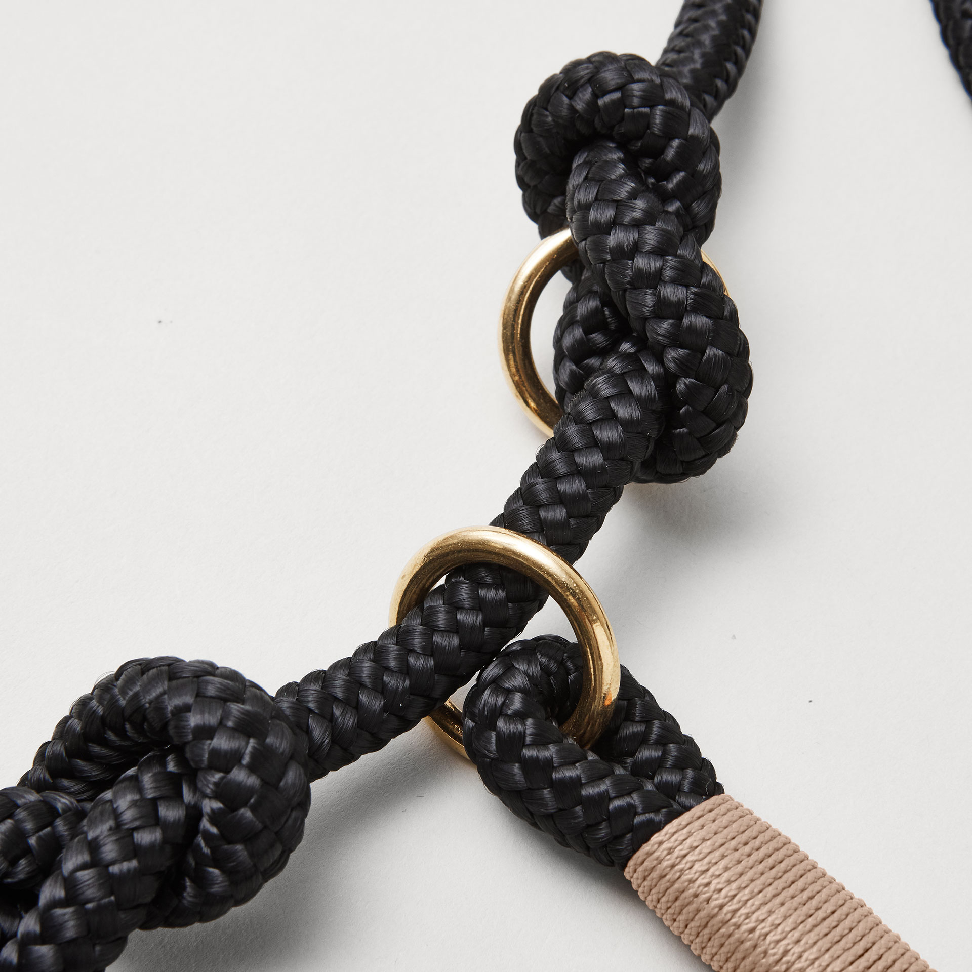 Detail Retrieverleine Black Mamba Beige mit verstellbaren Knoten für Hals- und Kopfumfang, Messing Karabiner, schwarzem Tau mit beiger Takelung