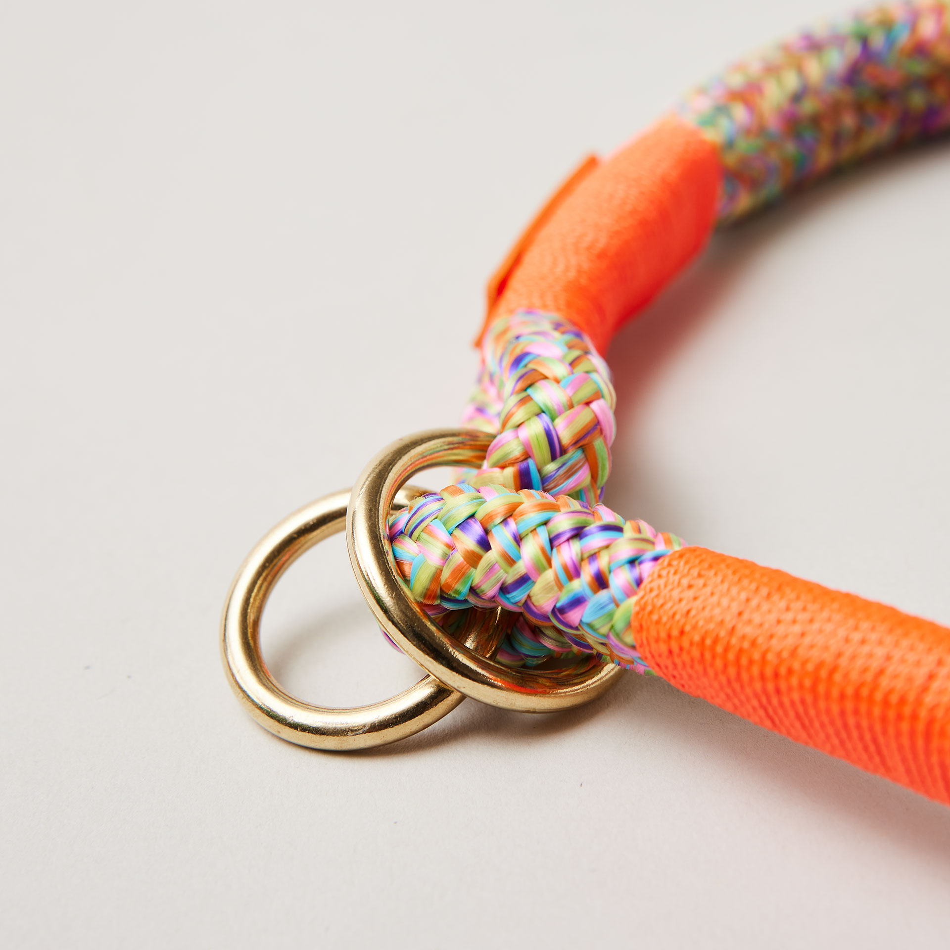 Detail Tauhalsband Zugstopp Easy Summer Neonorange mit Messing-Beschlägen, buntes Tau mit neonoranger Takelung