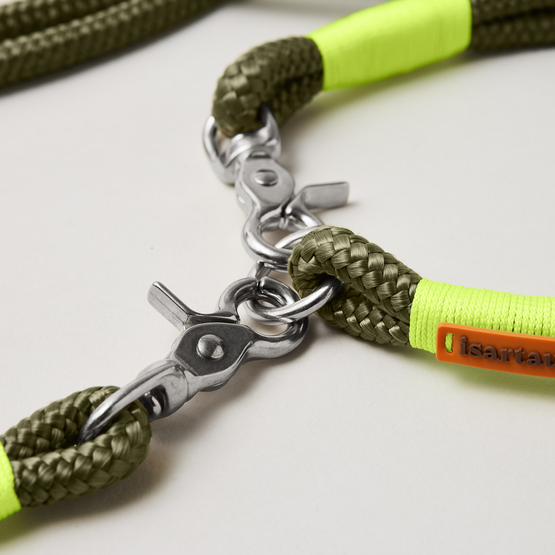 Detail silberfarbener Ring und Scherenkarabiner am Modell Feste Halsung Olive Grove Neongelb, olivfarbenes Softtau mit neongelber Takelung