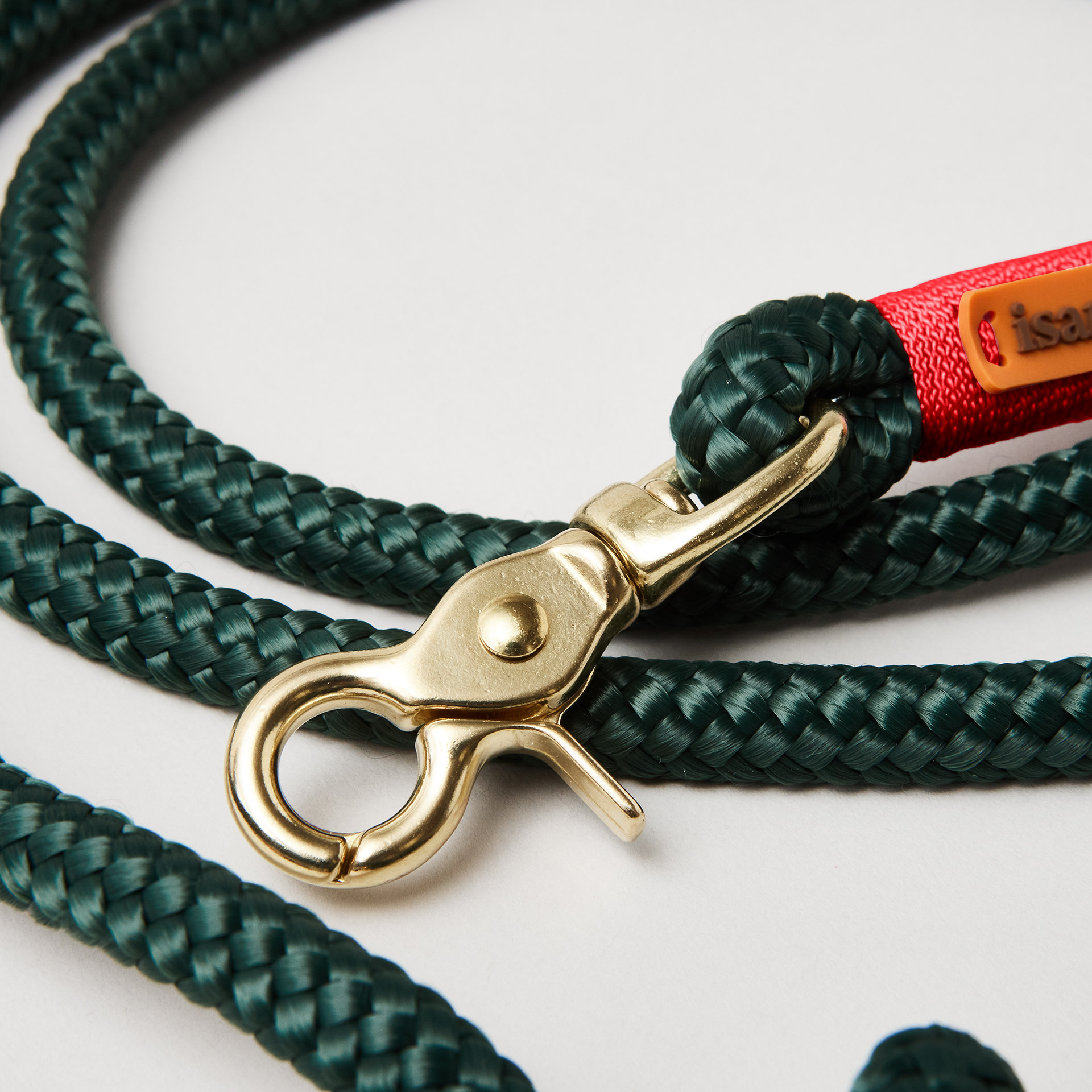 Detail Hundeleine Evergreen Rot Burgunder, dunkelgrünes Tau mit roter Takelung, Fokus auf Messing Scheren Karabiner