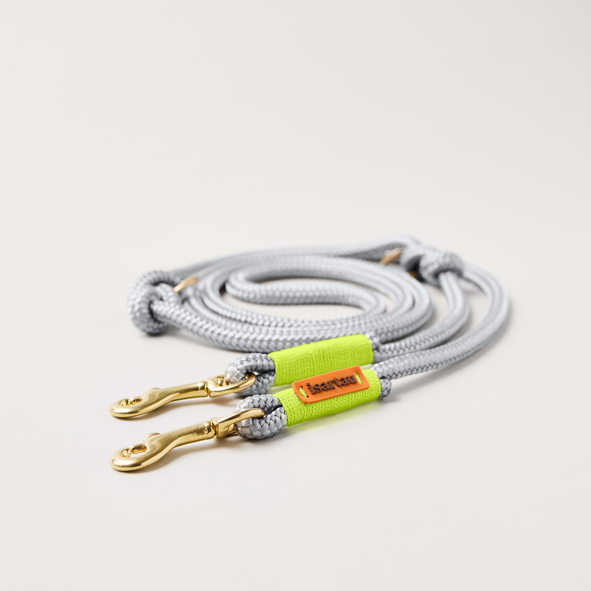 Hundeleine aus Tau Pebble Stone Neongelb 8 mm verstellbar mit kleinen Messing-Karabinern, hellgraues Tau mit neongelber Takelung, Längenverstellbar