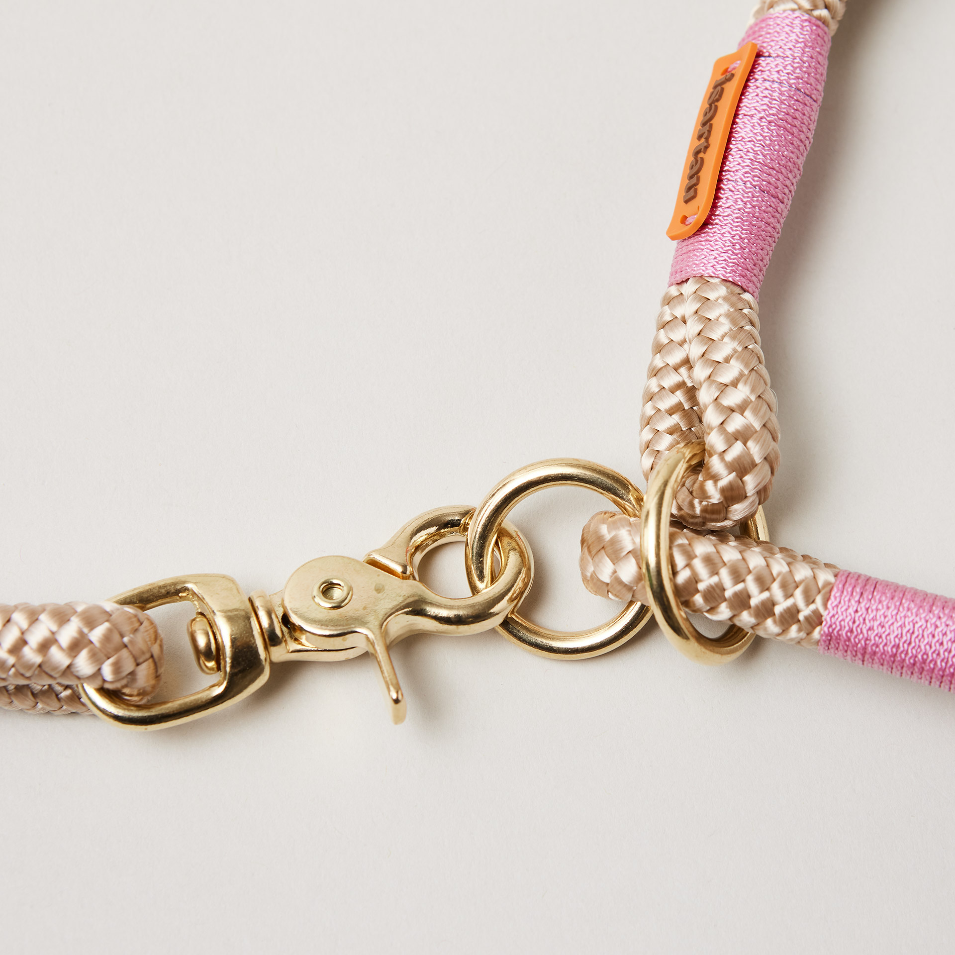 Detail Zugstopphalsband und Tauleine in der Farbe Wood Owl Rose mit Messing-Beschlägen, Beige und Rosa