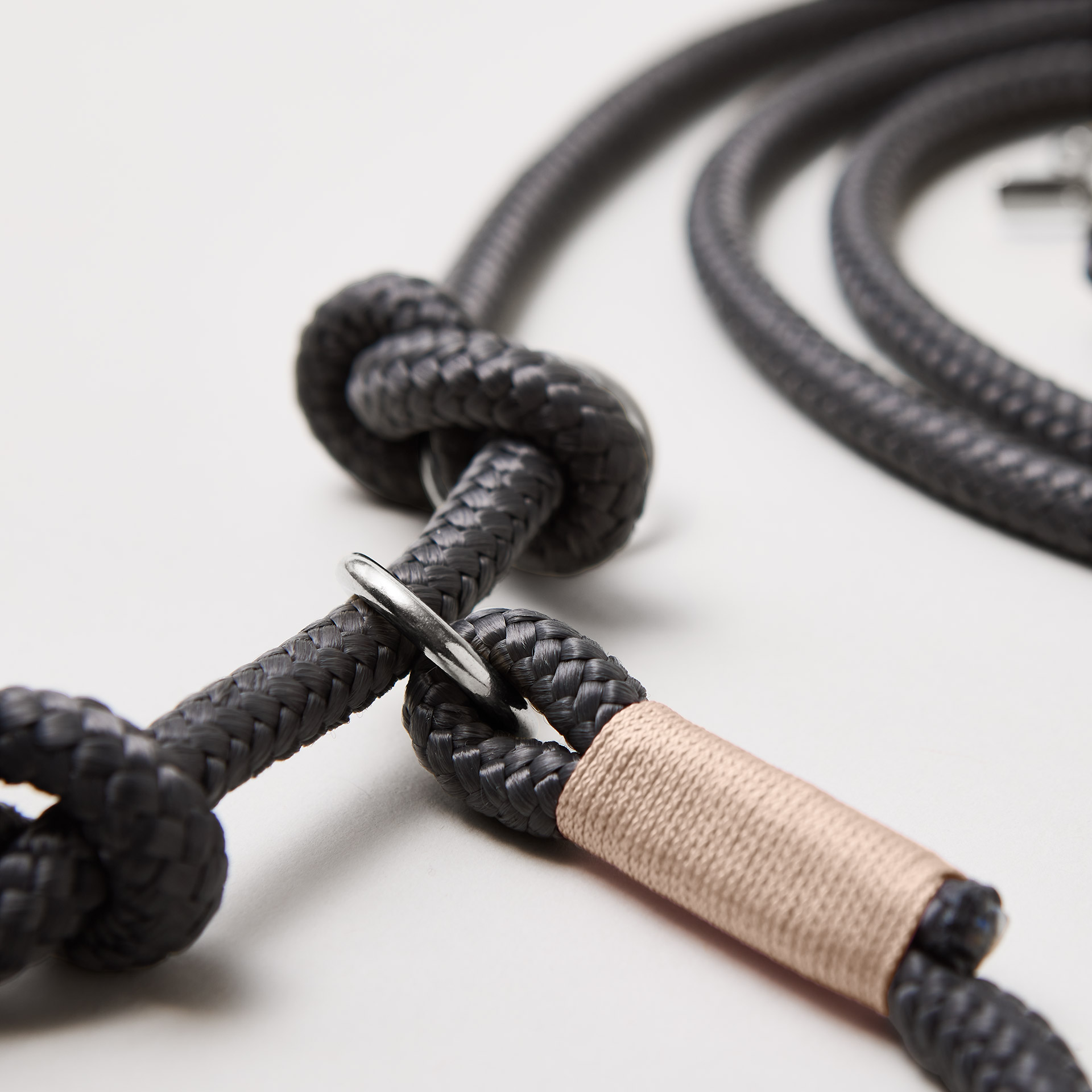 Detail Retrieverleine Heavens Rock mit verstellbaren Knoten für Hals- und Kopfumfang, silberne Karabiner, dunkelgraues Tau mit beiger Takelung