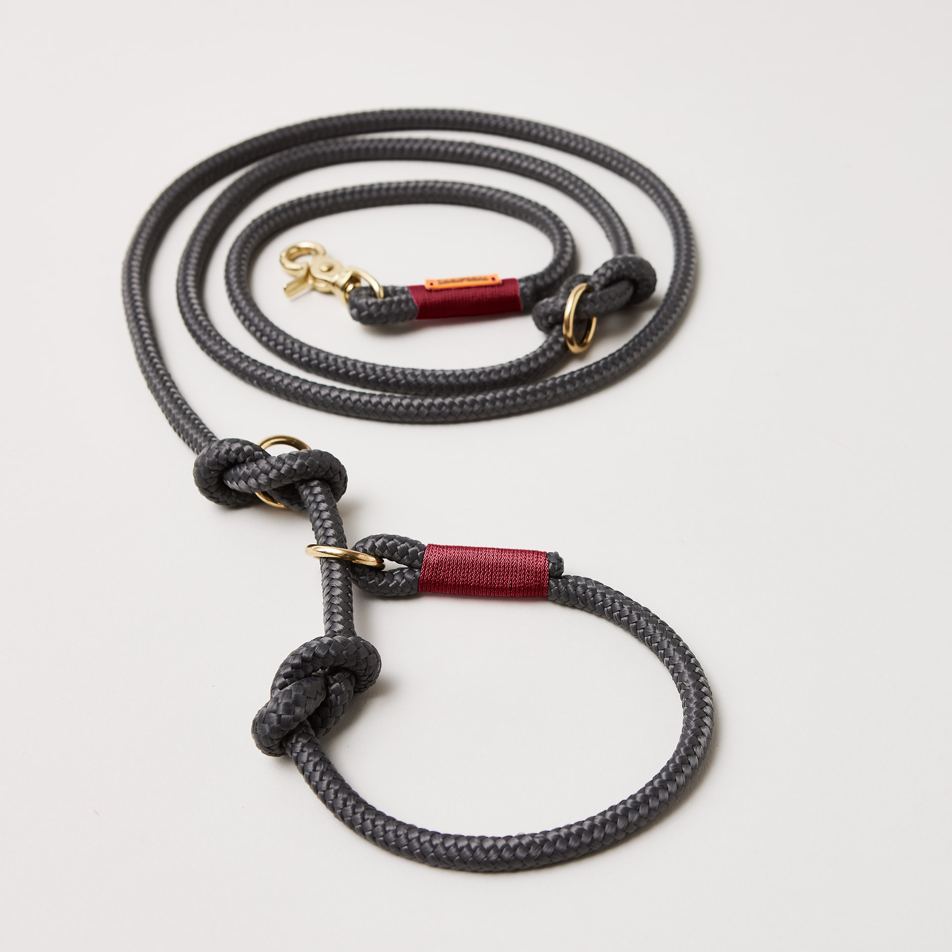 Retrieverleine aus Tau Heavens Rock Burgunder, Halsung mit integrierter Leine, goldene Messingkarabiner, 2-fach längenverstellbar, erhältlich in 8 und 10 mm