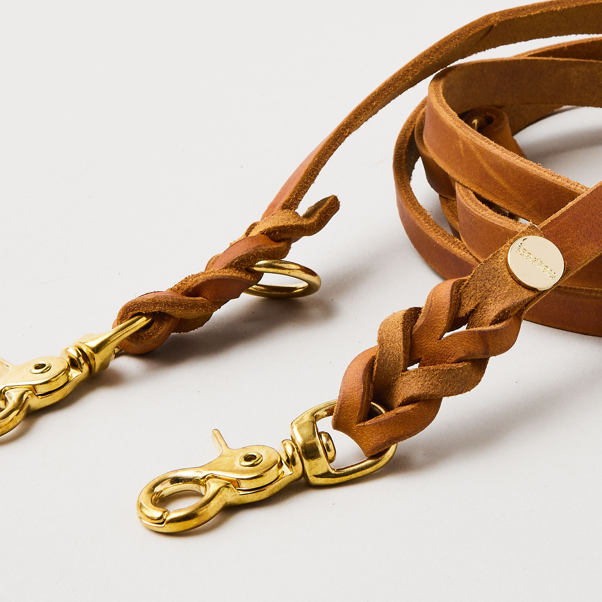 Detail Flechtung, Lederleine in Farbe Cognac, 15 mm breit, Scherenkarabiner Messing