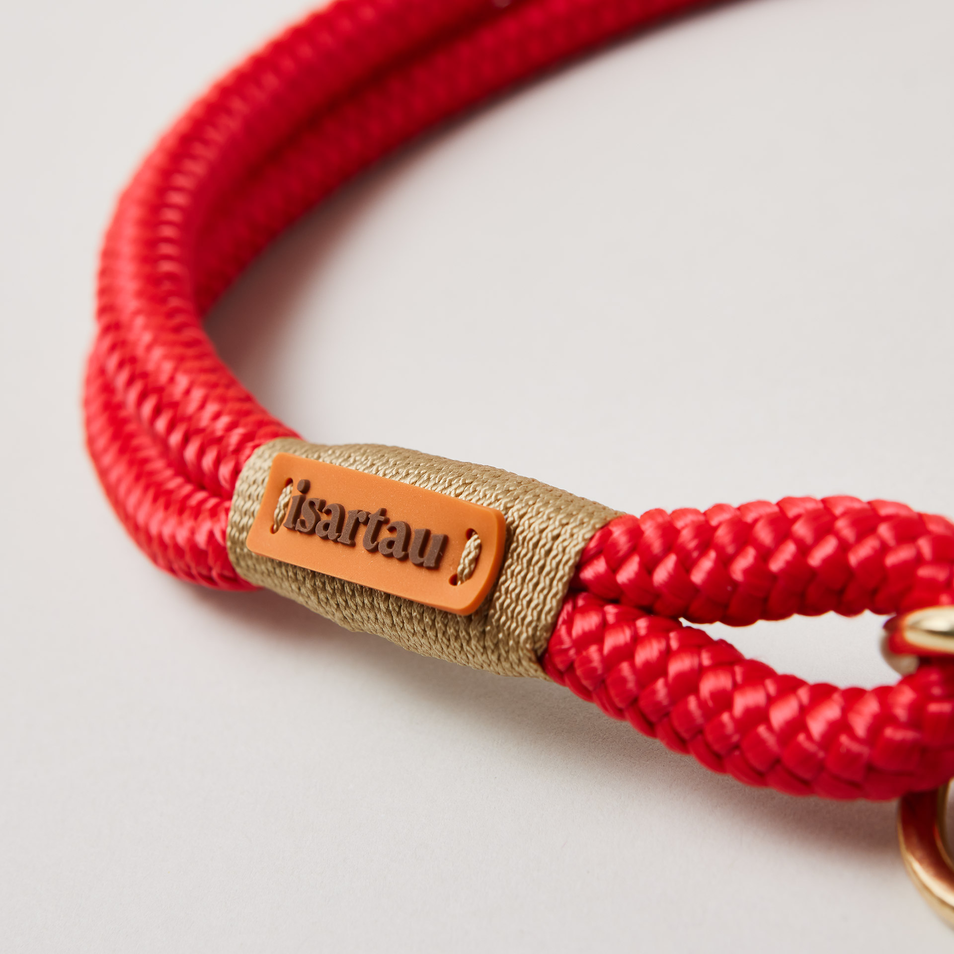 isartau Logo auf goldfarbener Takel und rotem Tau, Softtau Red Fairy GOLD mit Messing-Beschlägen