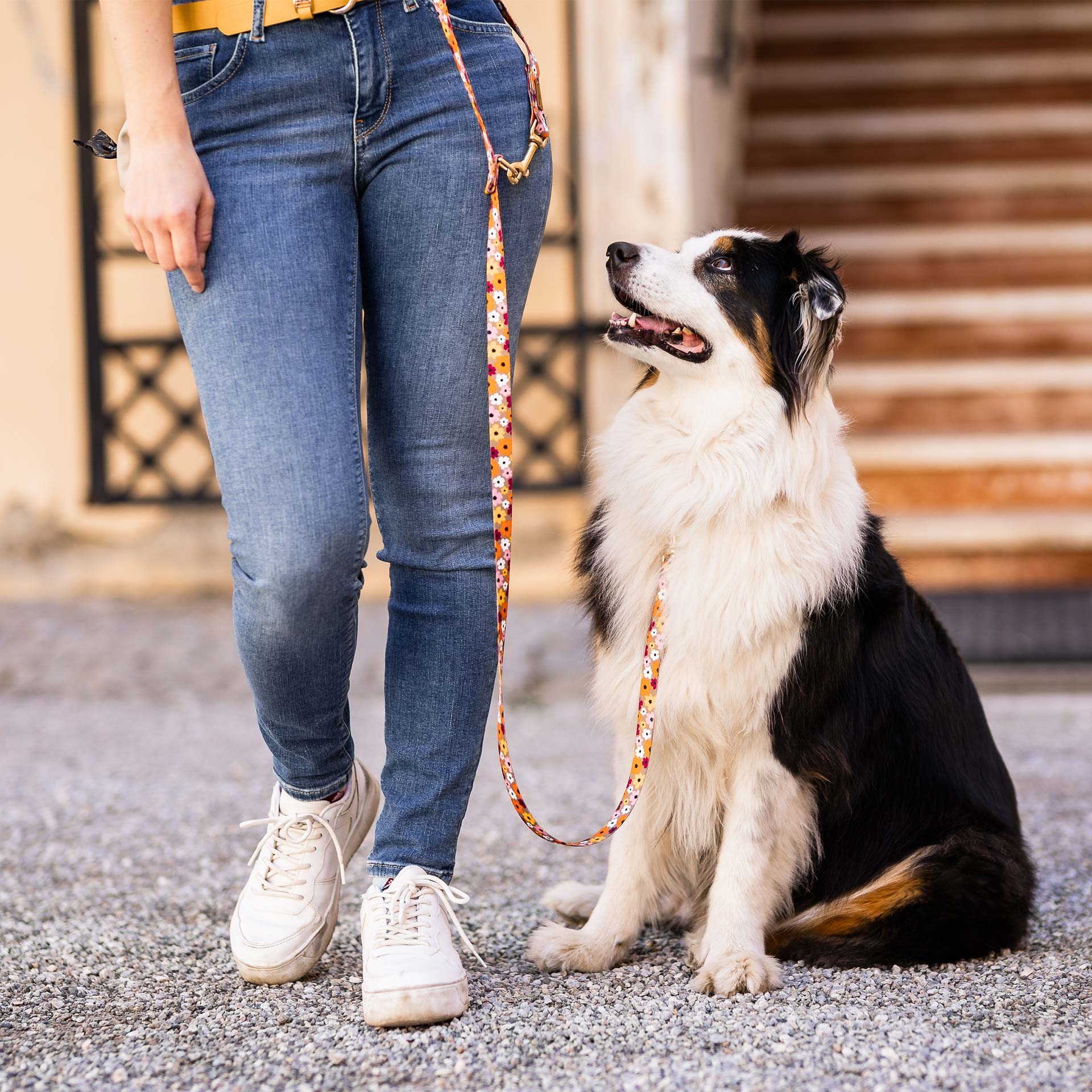 Designerleine Blumenmeer wird in der Funktion Umhängeleine getragen