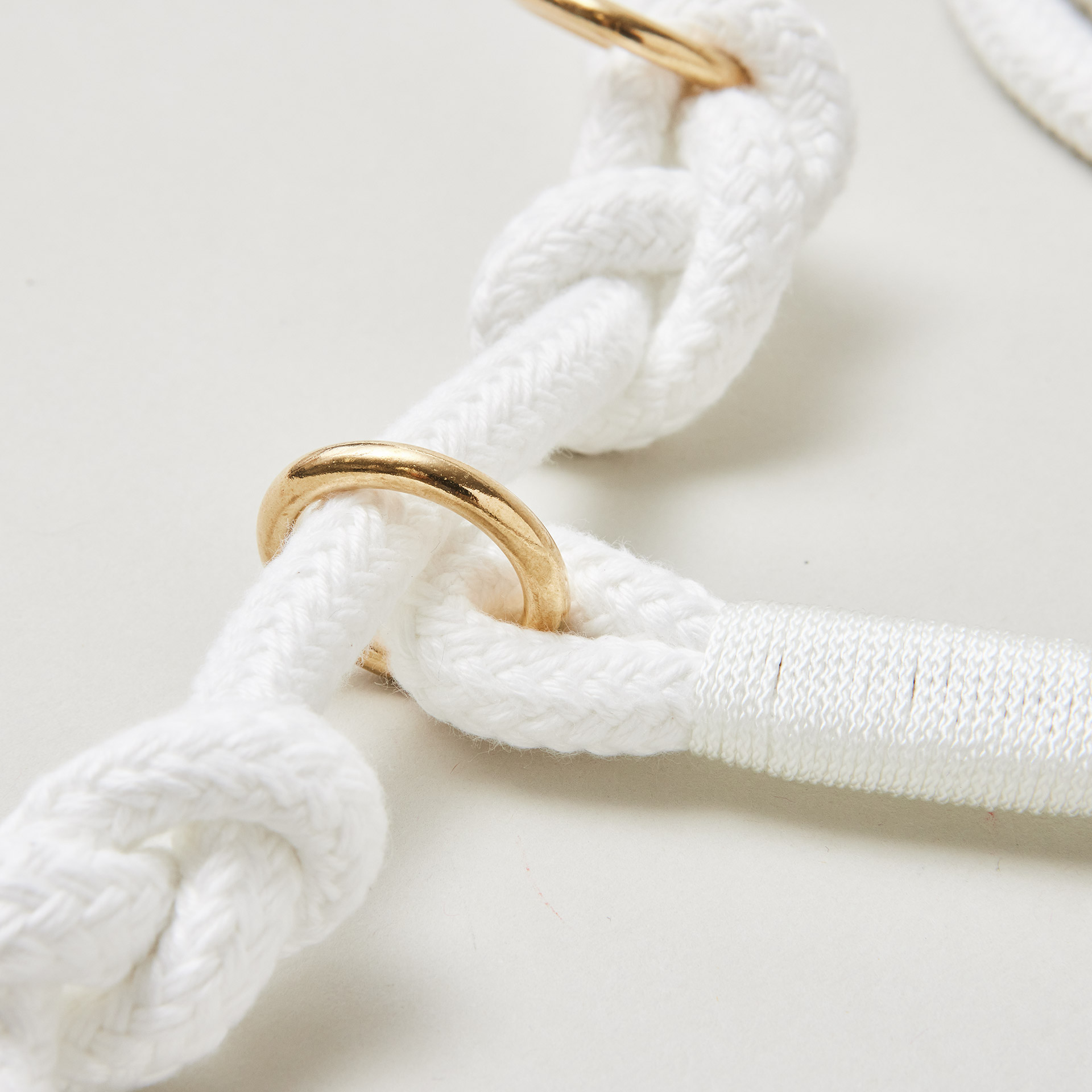 Detail Retrieverleine Pure Breeze Weiß mit verstellbaren Knoten für Hals- und Kopfumfang, Messing-Karabiner, weißes Tau mit weißer Takelung