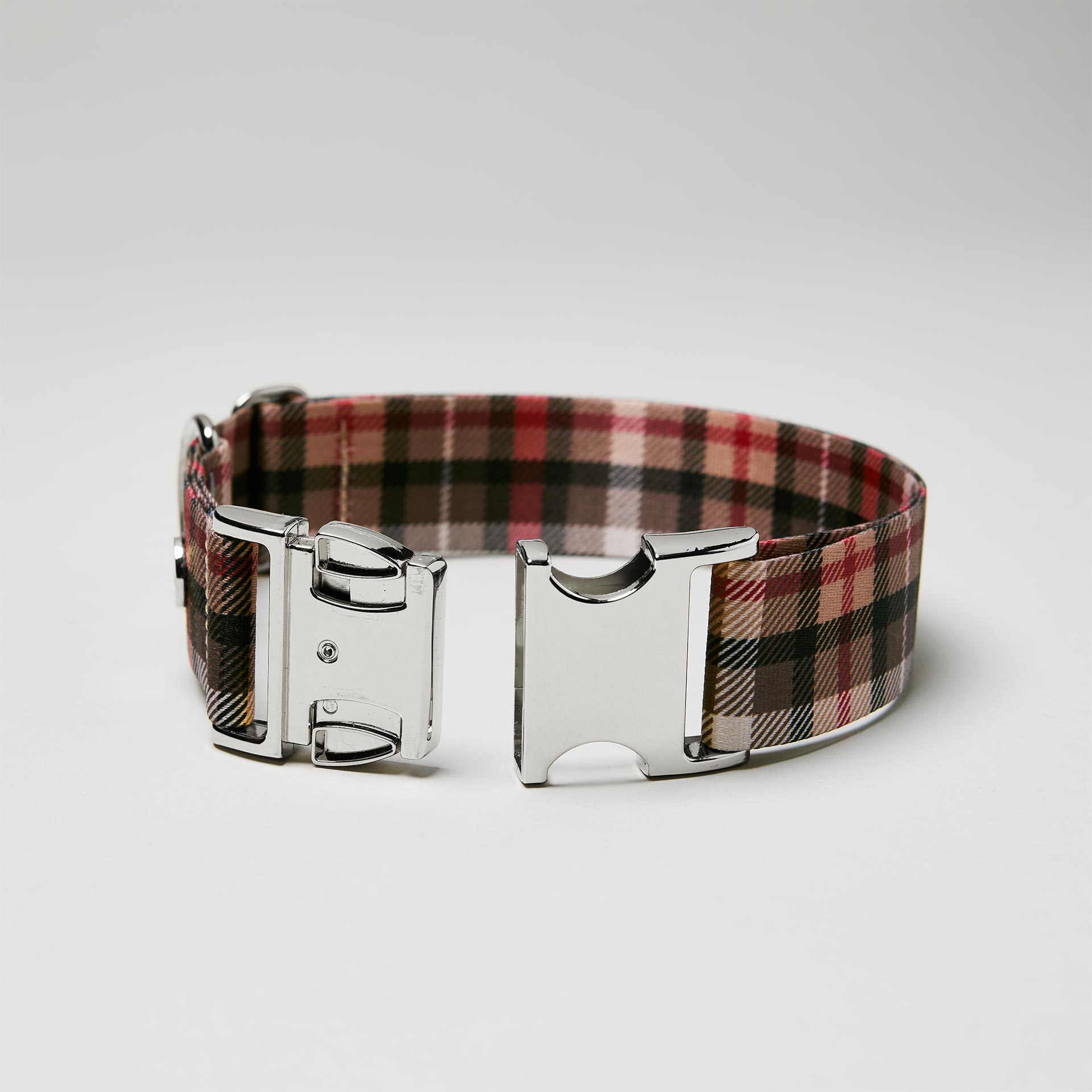 Verstellbares Halsband „Flaneur“ mit offener silberfarbener Steckschließe, Gurtband im Karomuster in Beige, Schwarz und Rot.