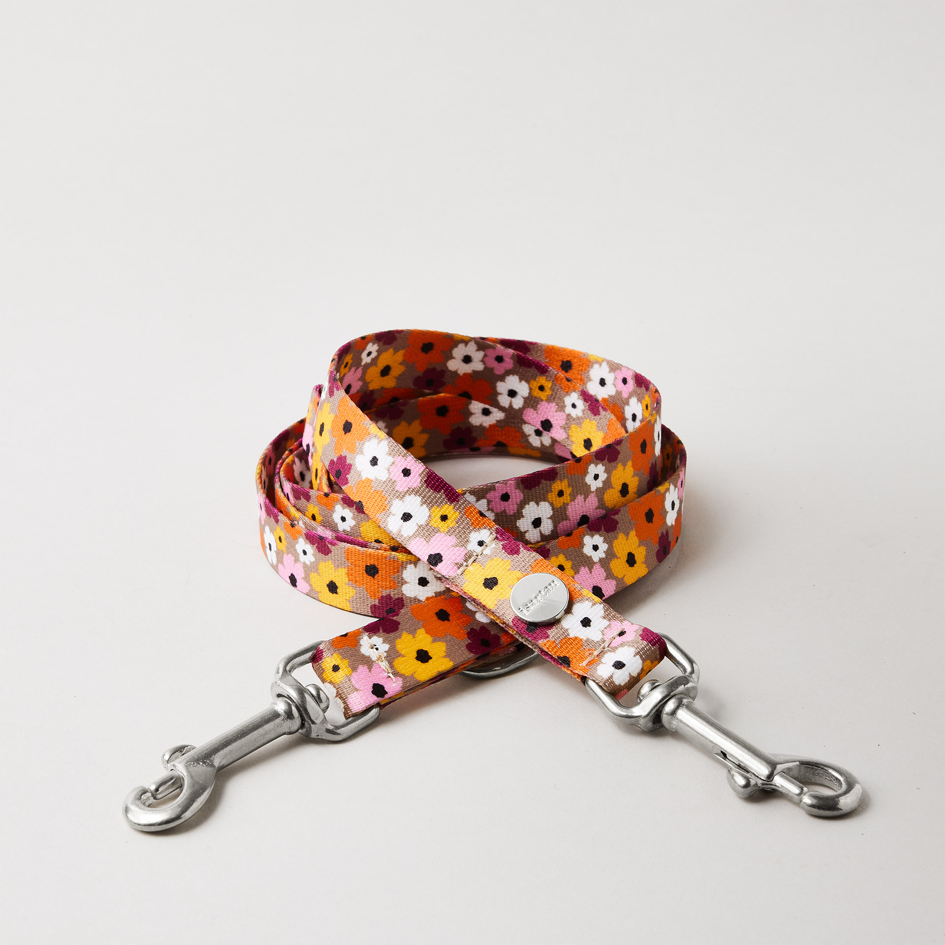 Verstellbare Hundeleine „Blumenmeer“, 20 mm breites Gurtband mit floralem Muster, silberfarbene Karabiner.