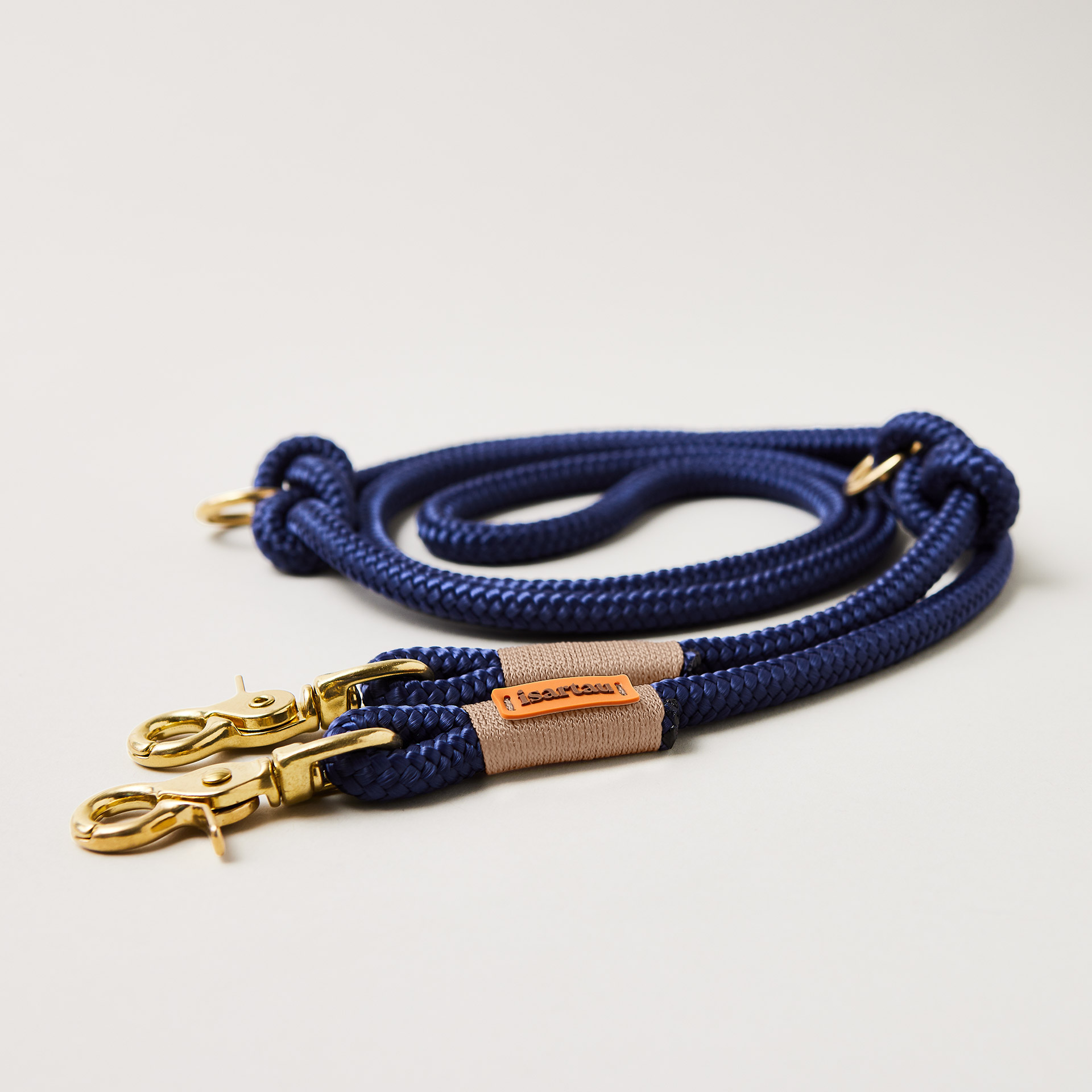 Hundeleine aus Tau Indigo Sea Beige 10 mm verstellbar mit Messing-Karabinern, dunkelblaues Tau mit beiger Takelung, längenverstellbar über Knoten