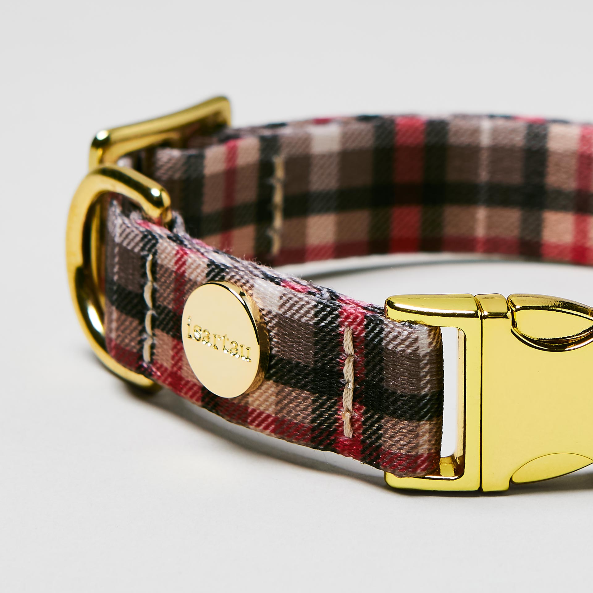 Detailaufnahme verstellbares Hundehalsband „Flaneur“ goldfarben, Gurtband mit Karomuster.