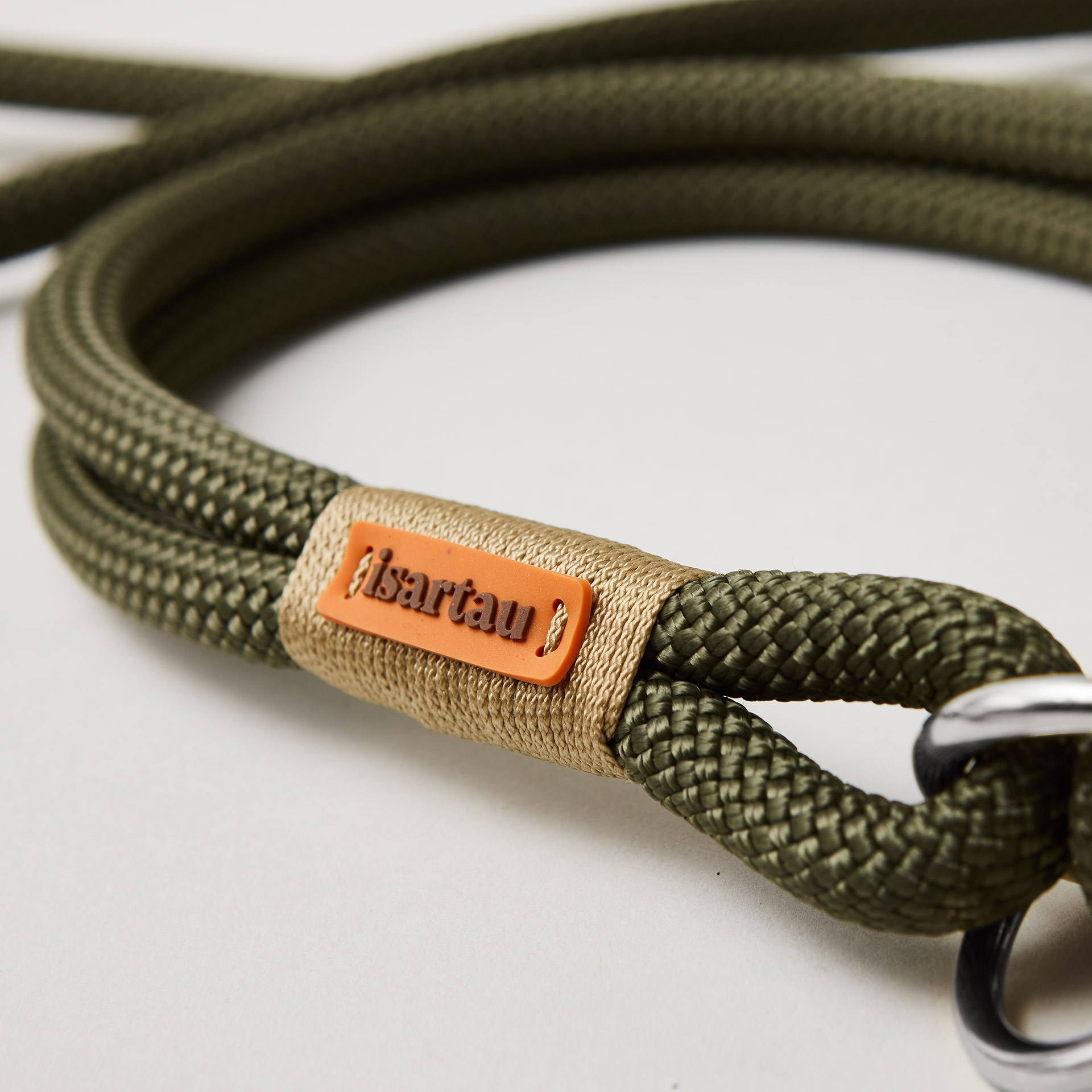 Detail Tauhalsband Zugstopp Olive Grove Gold mit silberfarbenen Beschlägen, olivgrünes Kletterseil mit goldfarbener Takelung