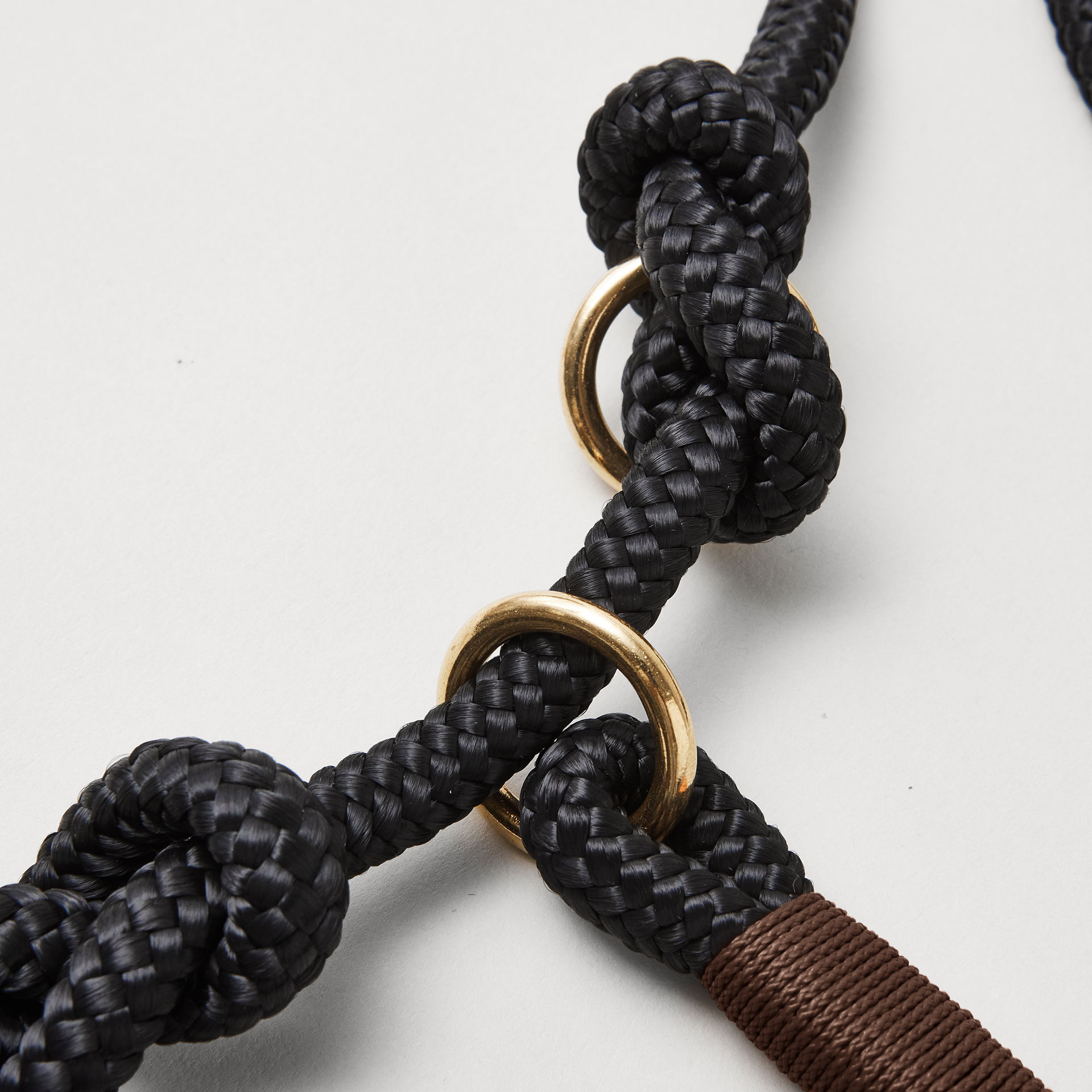 Detail Retrieverleine Black Mamba Dunkelbraun mit verstellbaren Knoten für Hals- und Kopfumfang, Messing Karabiner, schwarzes Tau mit dunkelbrauner Takelung