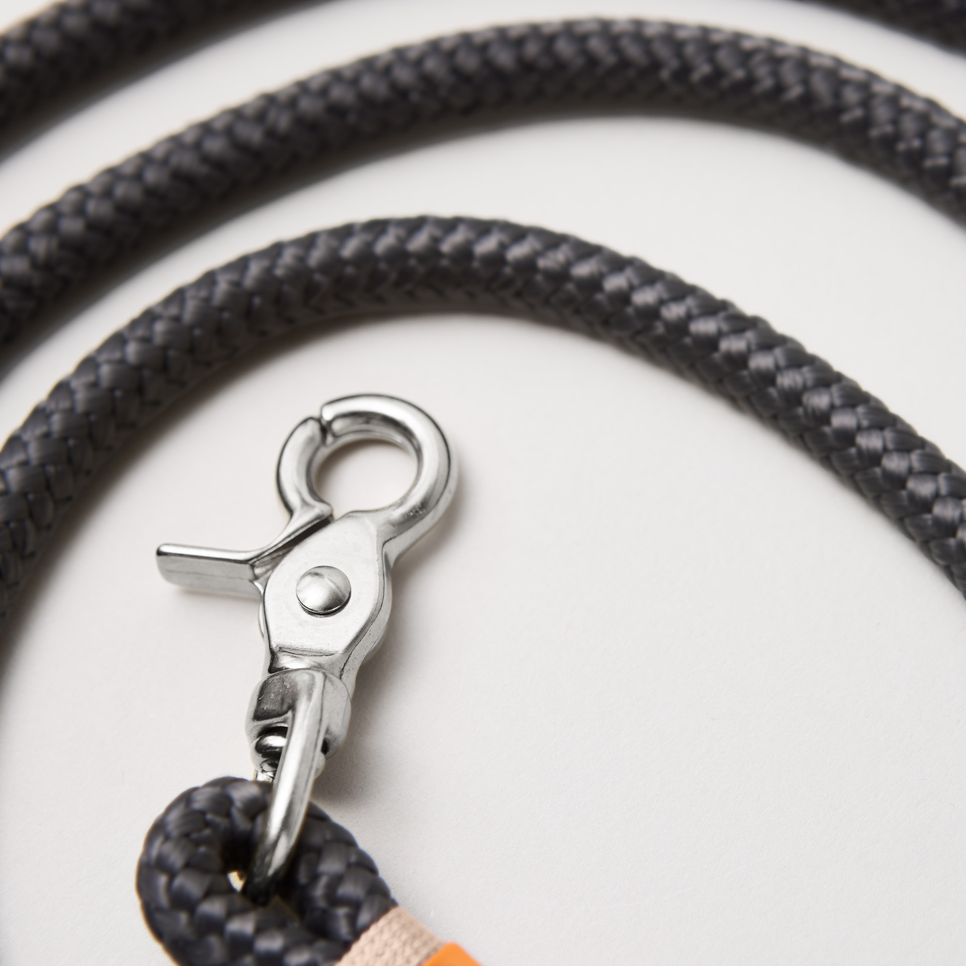 Detail Hundeleine Heavens Rock, dunkelgraues Tau mit beiger Takelung, Fokus auf silbernen Scherenkarabiner und Tau