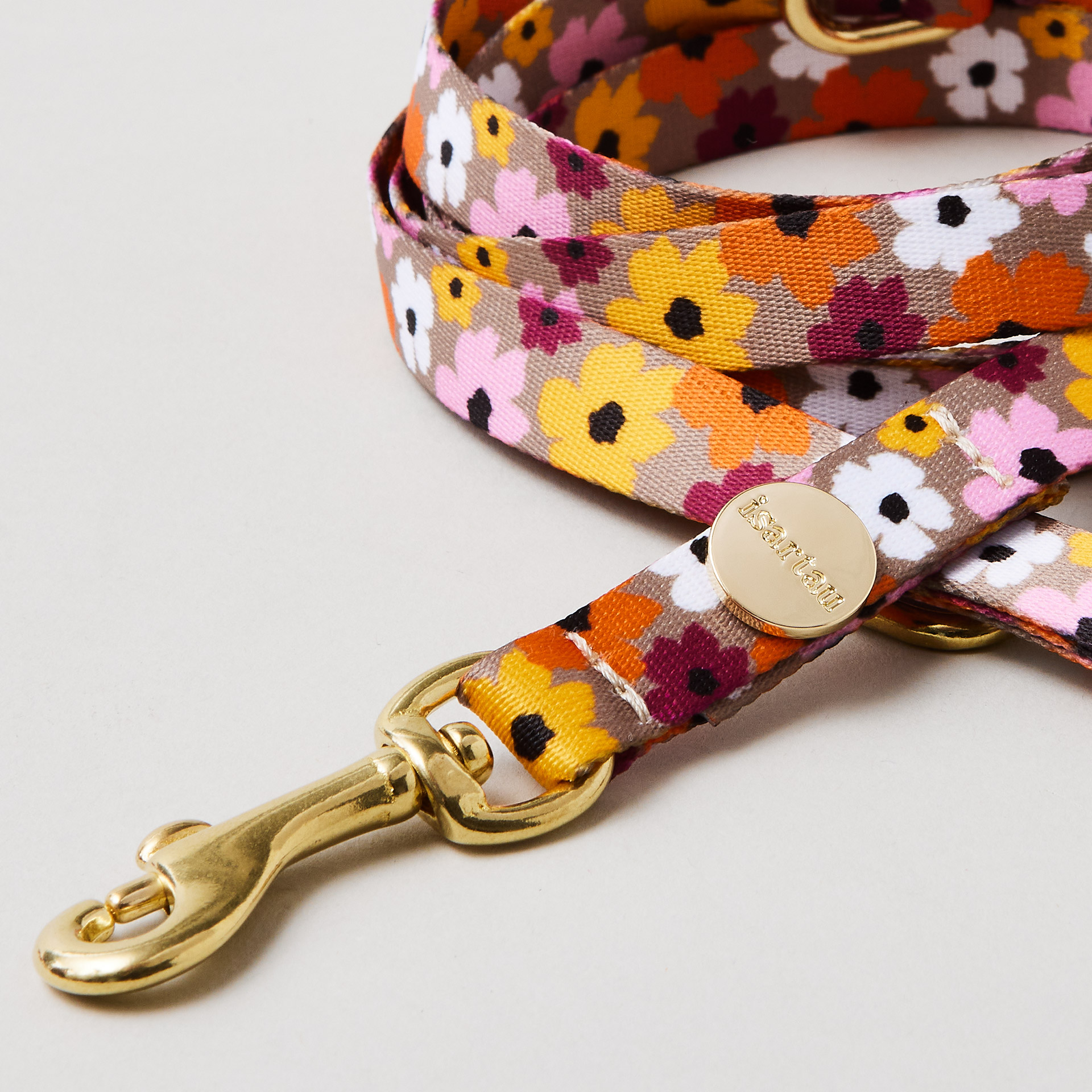 Detail schmale Hundeleine „Blumenmeer“, 15 mm breites Gurtband mit romantischem Blumenmuster, goldfarbene Mini-Karabiner.
