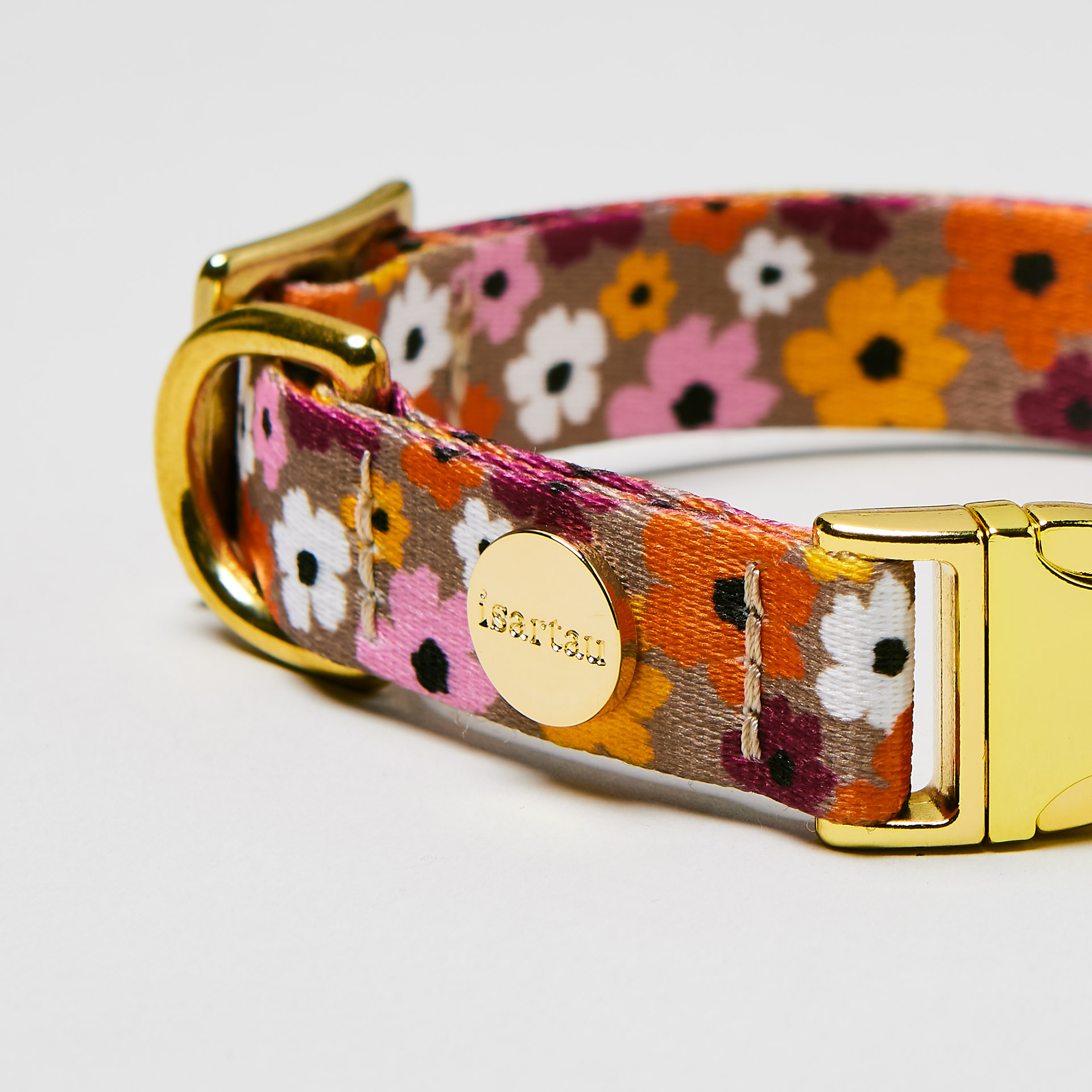 Detailaufnahme verstellbares Hundehalsband „Blumenmeer“ goldfarben, Gurtband mit romantischem Blumenmotiv.