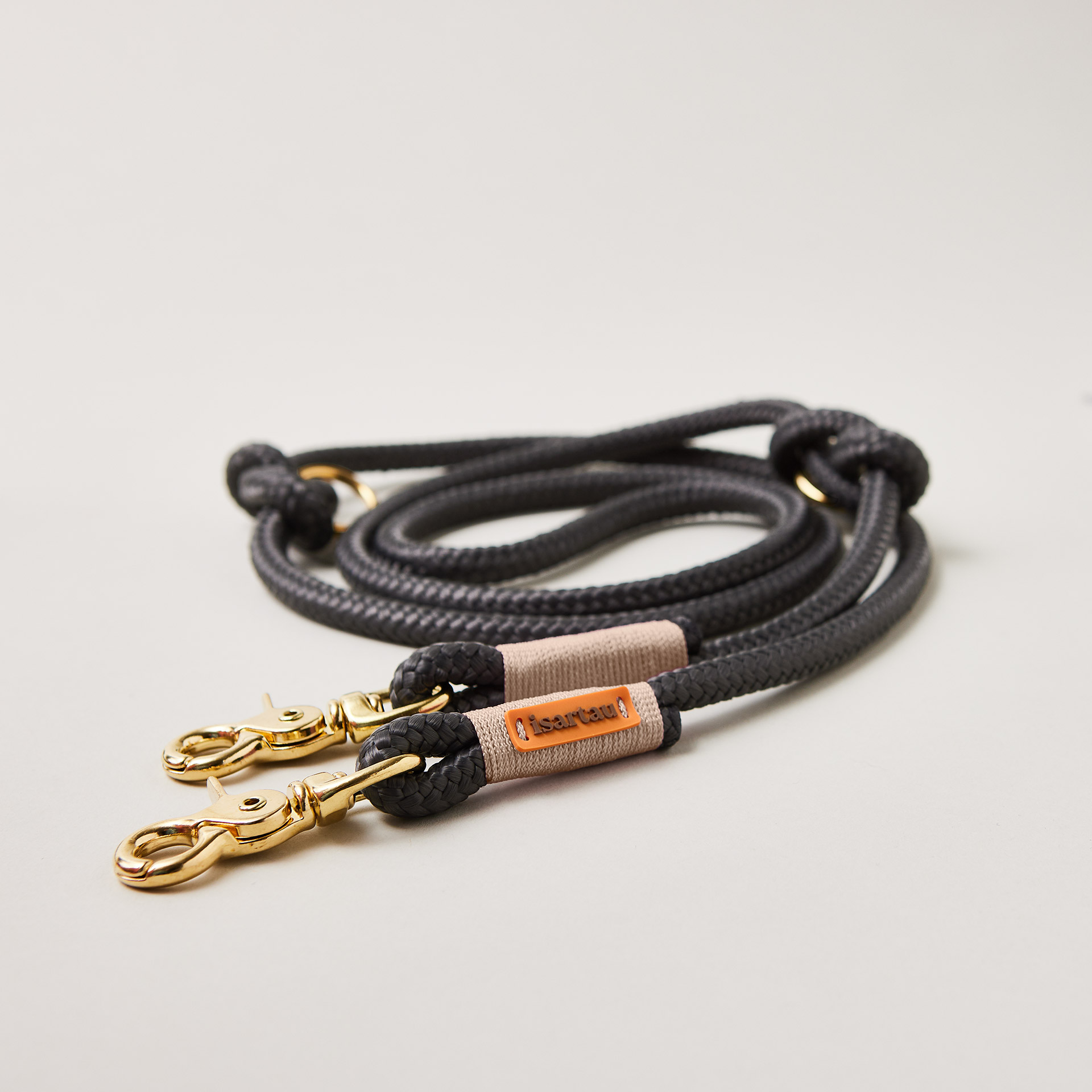 Hundeleine aus Tau Heavens Rock Beige 10 mm verstellbar mit Messing-Karabinern, dunkelgraues Tau mit beiger Takelung, Längenverstellbar über Knoten