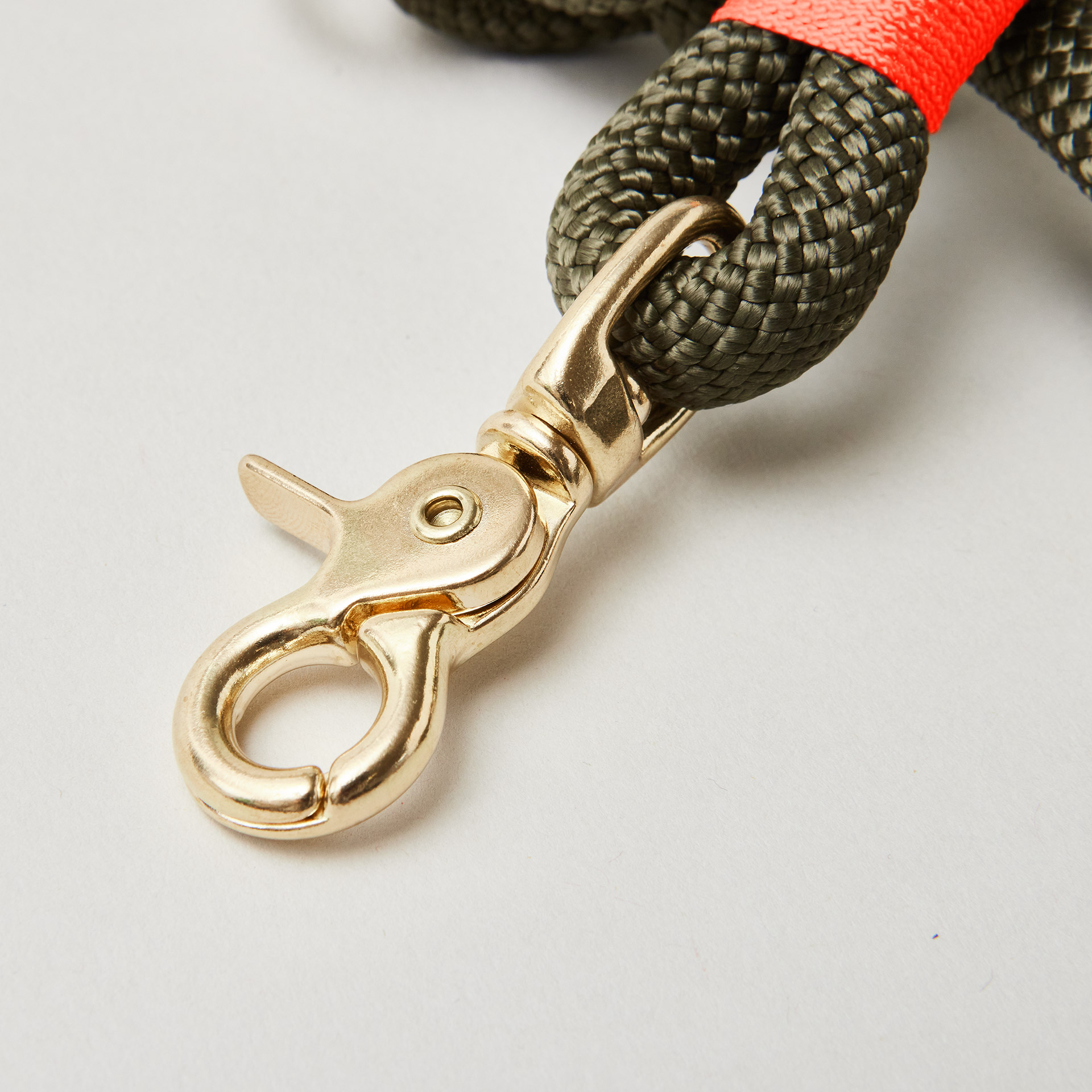 Scherenkarabiner aus Messing an Hundeleine aus olivfarbenem Tau