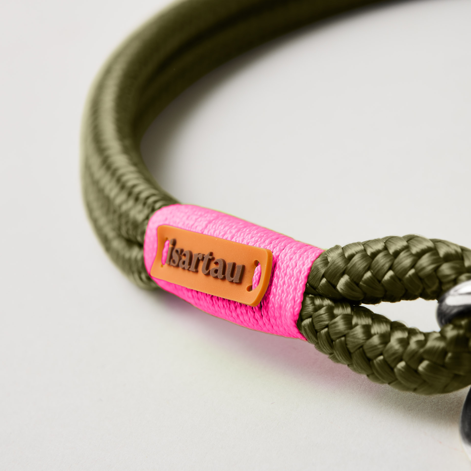 Detail olivfarbenes Hundehalsband aus Tau, Olive Grove Neonpink