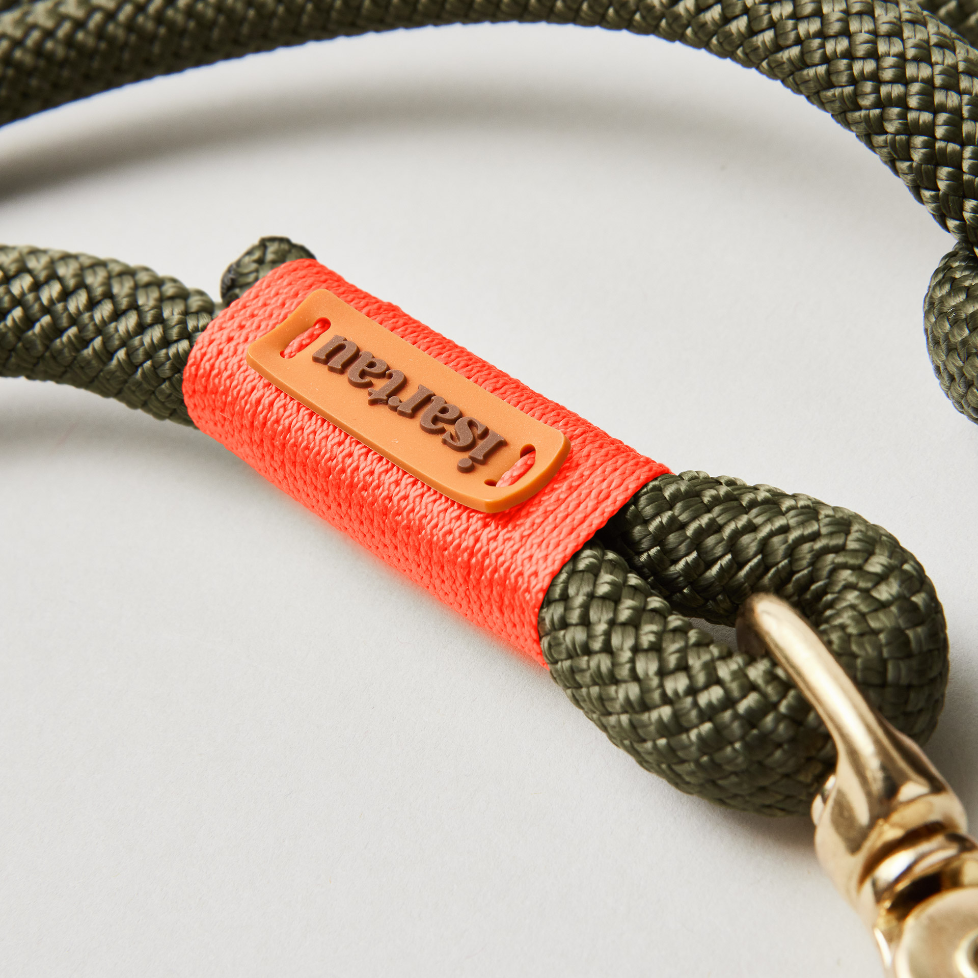 Detail isartau-Logo auf olivfarbenem Kletterseil und neonoranger Takelung