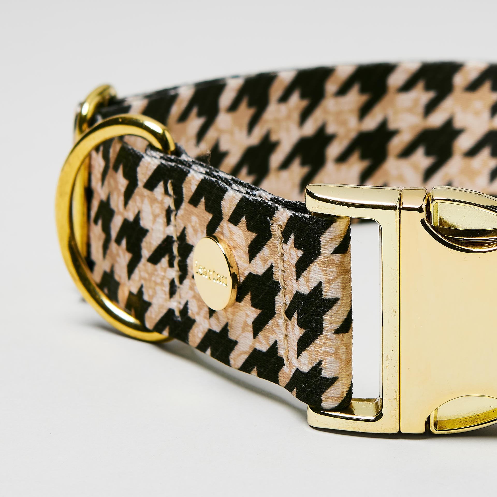 Nahaufnahme verstellbares Hundehalsband Stadtgeflüster goldfarben, Gurtband mit Hahnentritt Muster