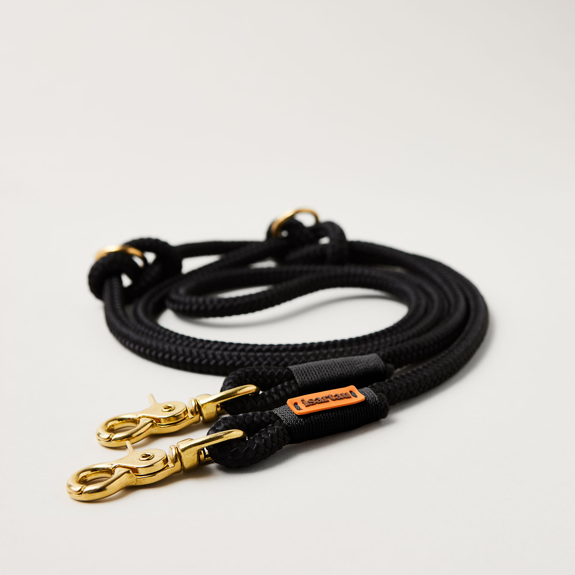 Hundeleine aus Tau Black Mamba Schwarz 10 mm verstellbar mit Messing-Karabinern, schwarzes Tau mit schwarzer Takelung, flexibel Längenverstellbar über Knoten